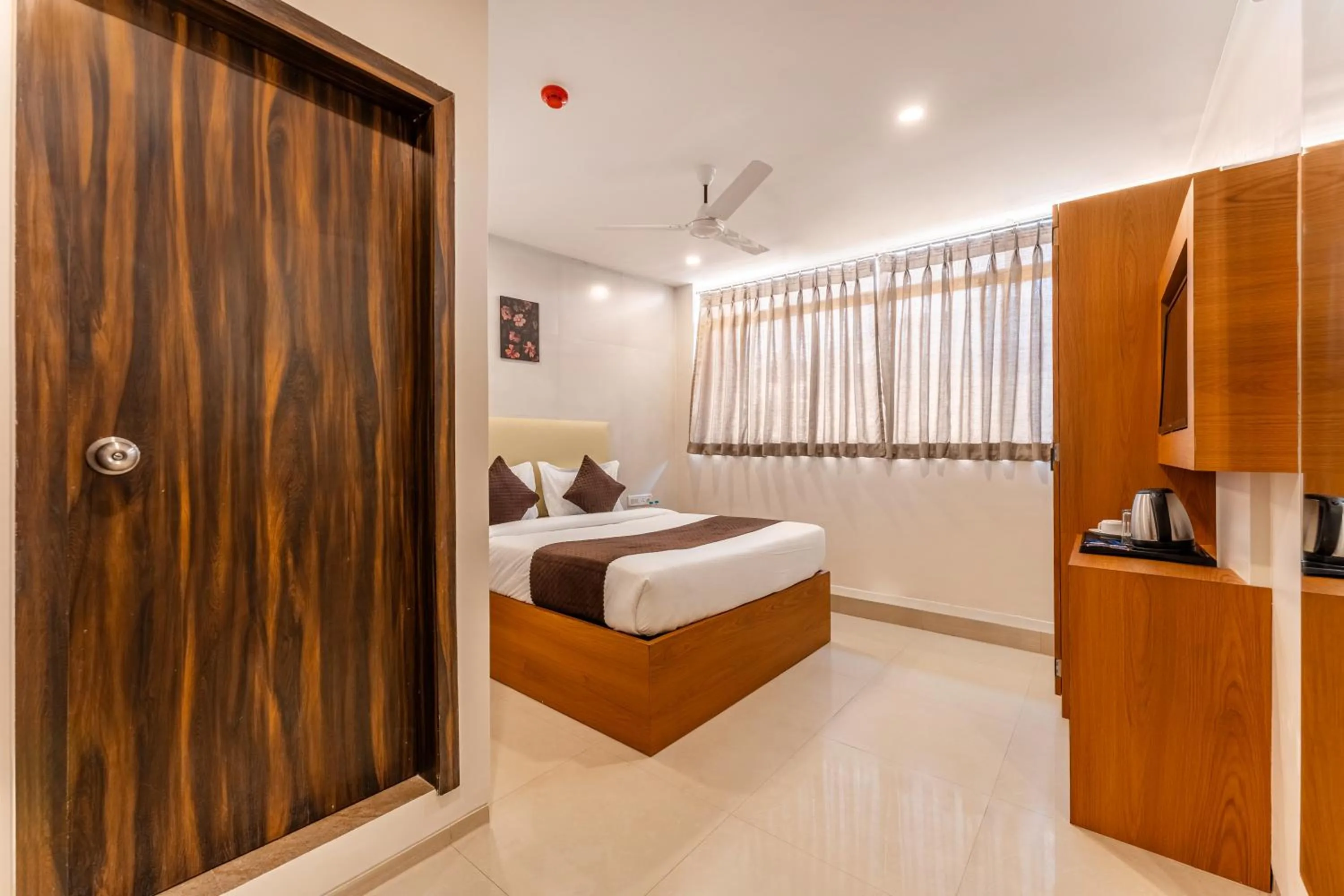 Photo of the whole room, Bed in Metropolis Business Hotel