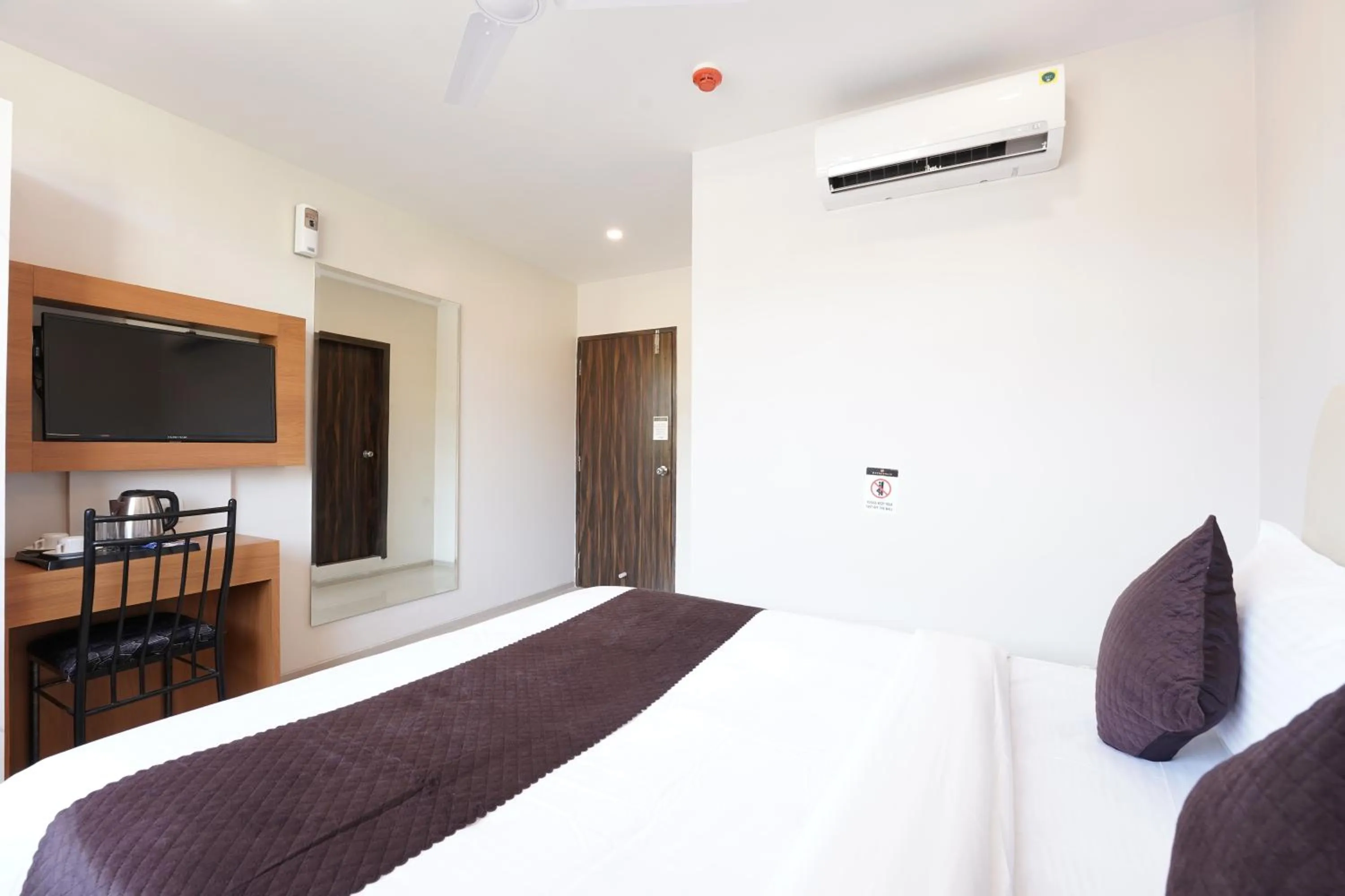 TV and multimedia, Bed in Metropolis Business Hotel