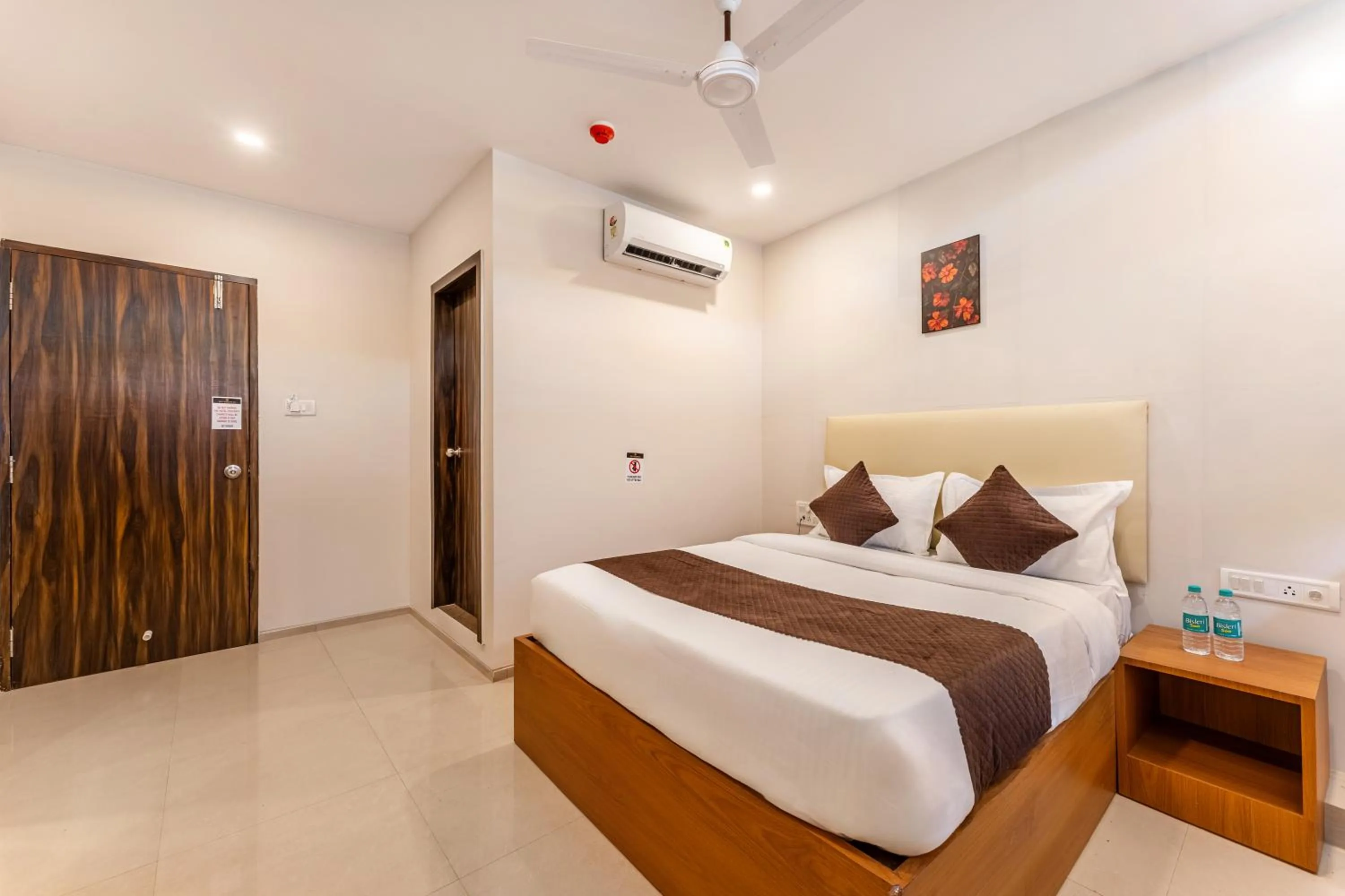 Photo of the whole room, Bed in Metropolis Business Hotel