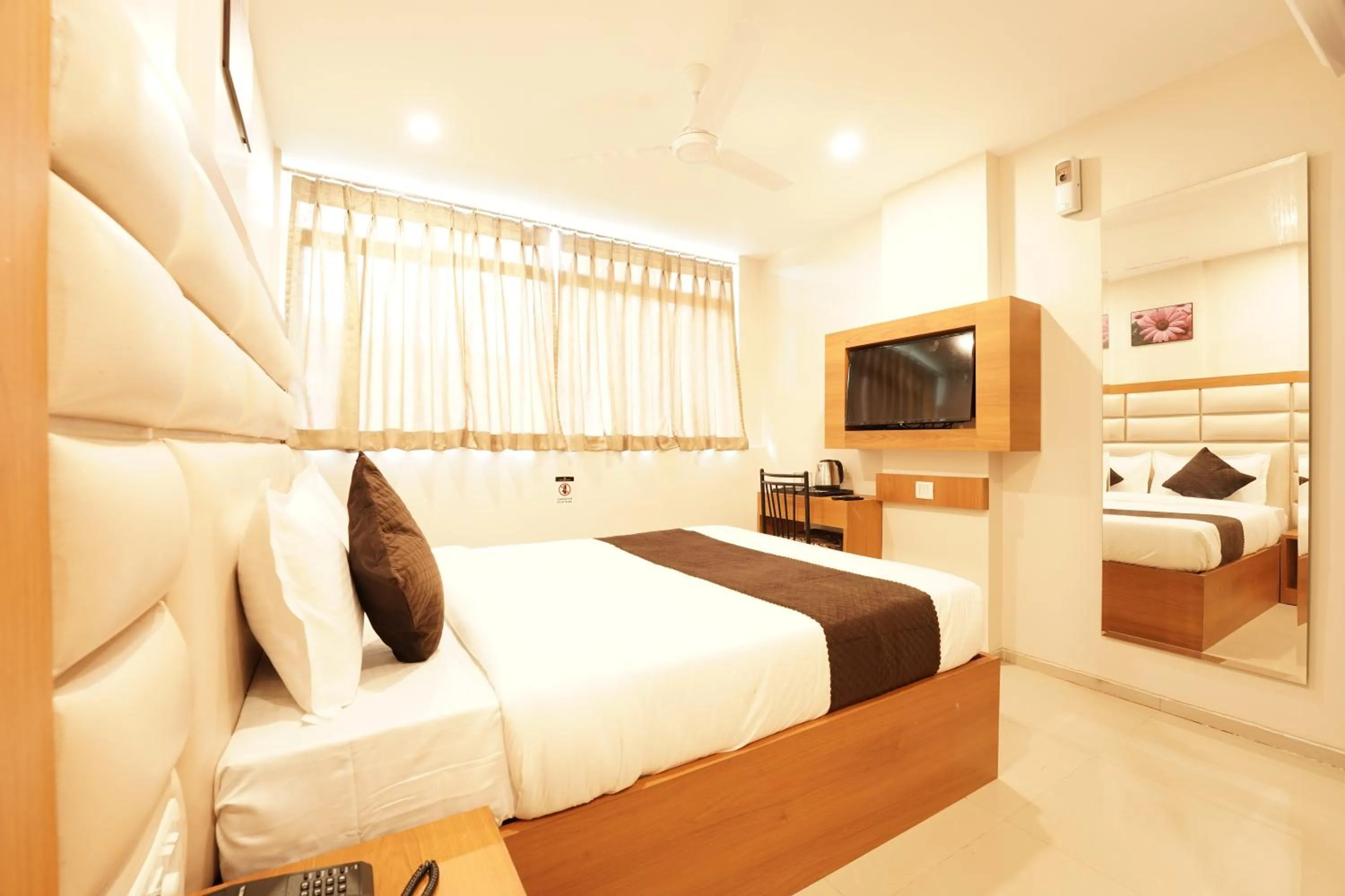 TV and multimedia, Bed in Metropolis Business Hotel