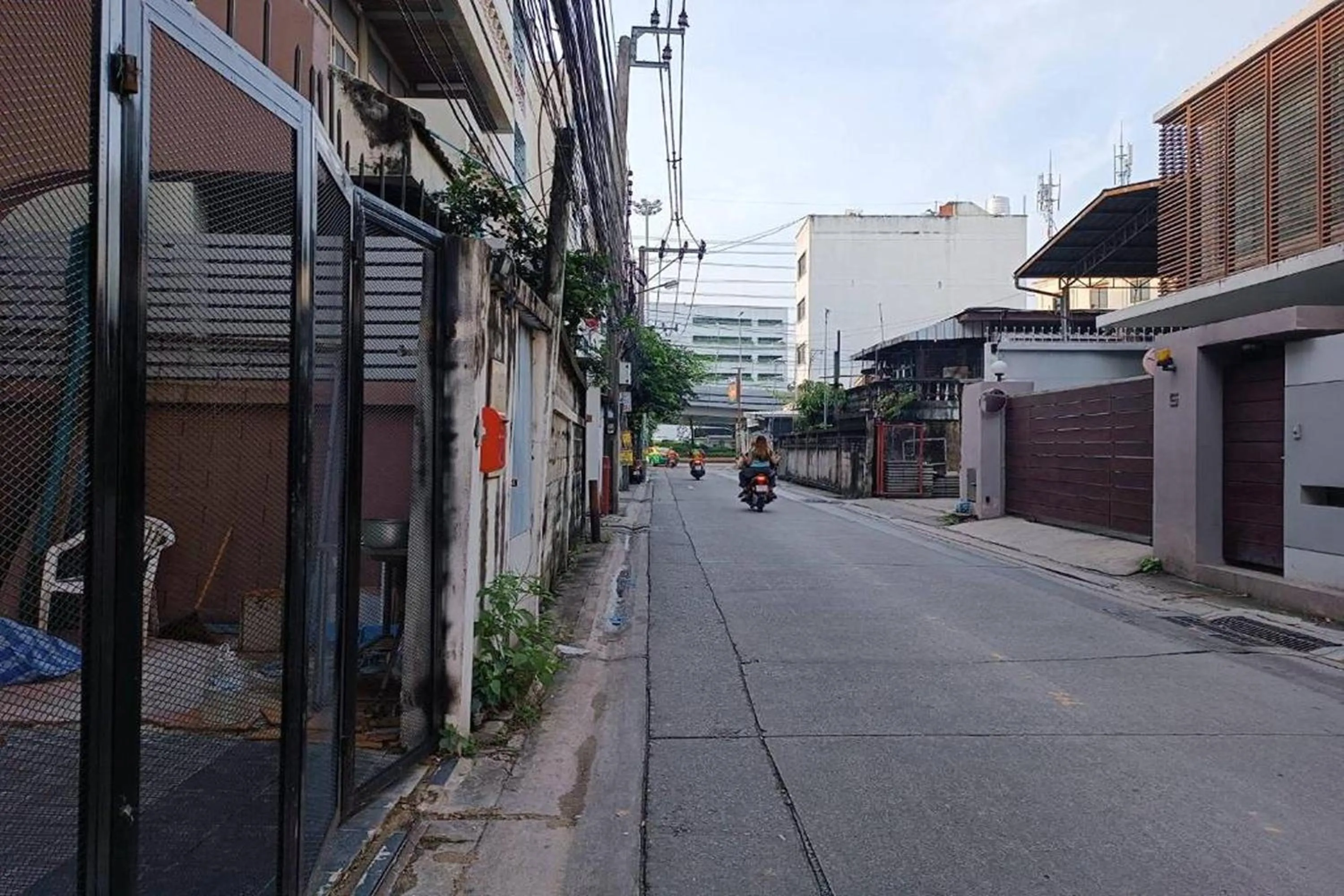 Property building in Rama 3 Sunrise Hostel