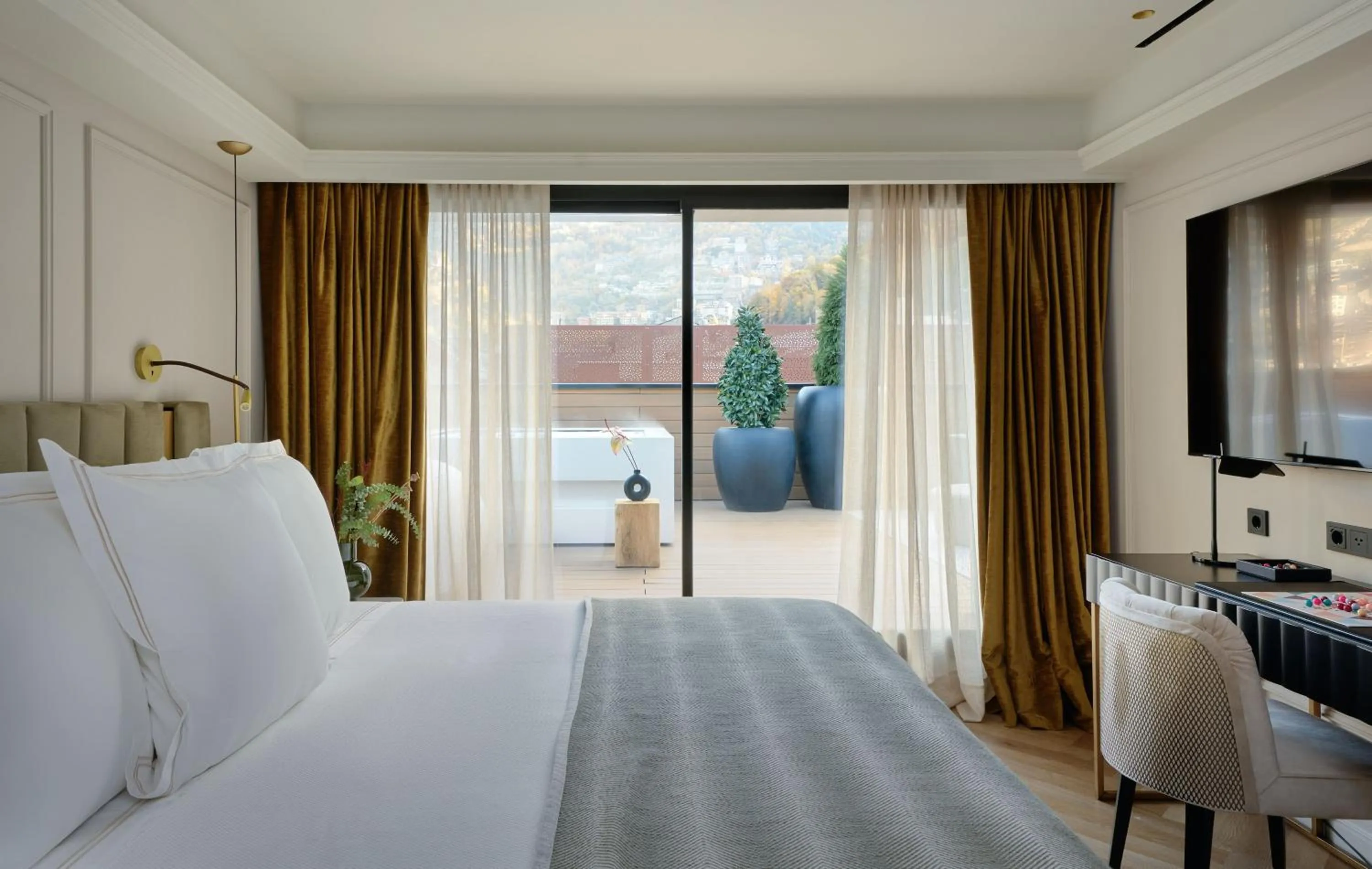 Property building, Bed in MiM Andorra Meliá Collection