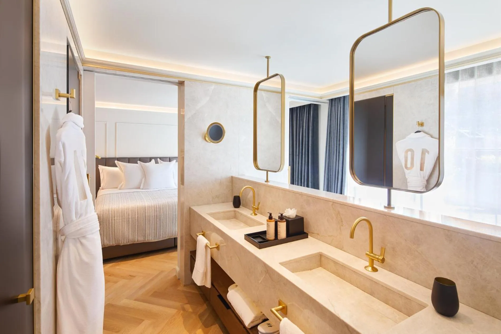 Bathroom, Bed in Hotel MIM Andorra