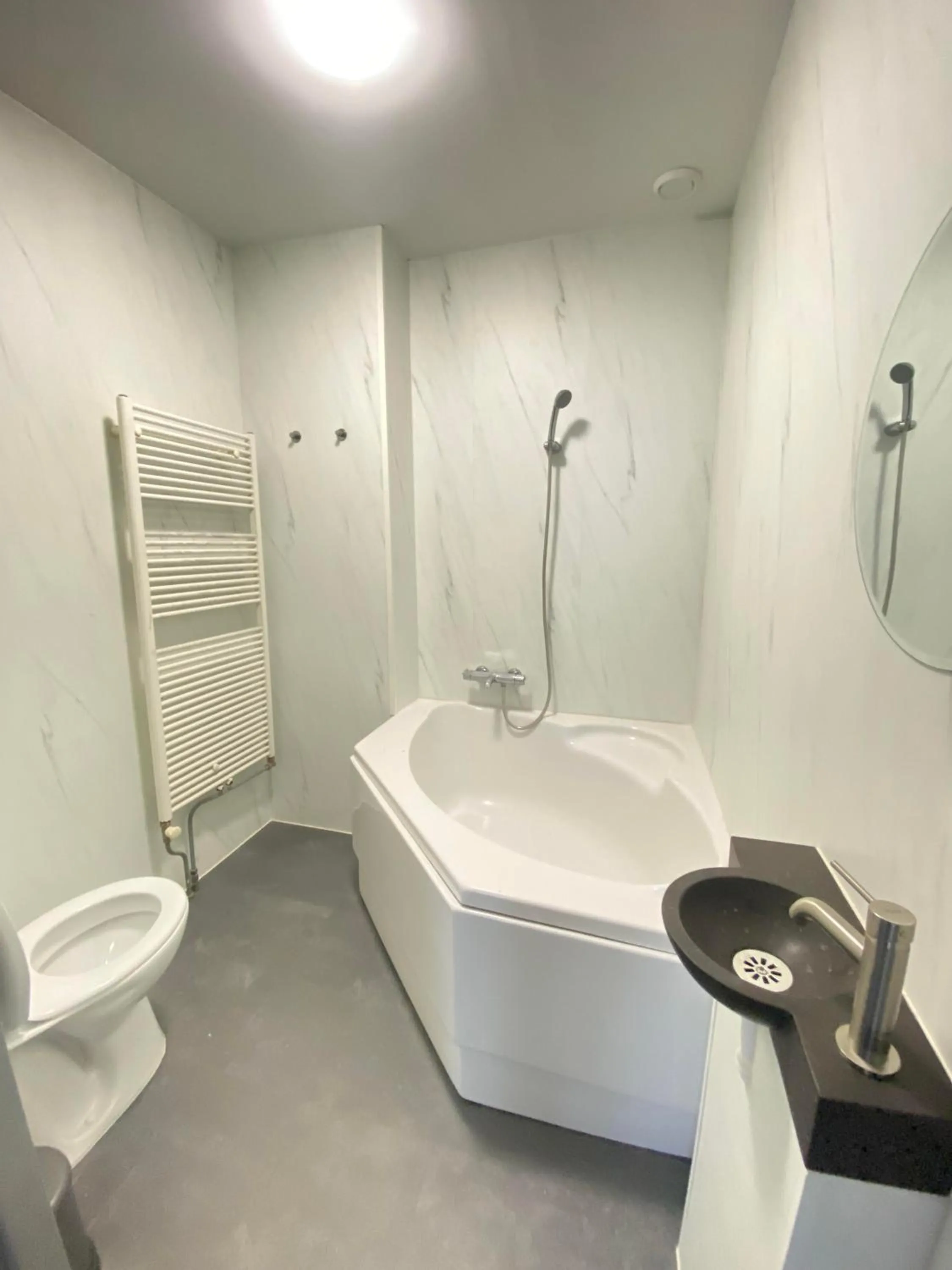 Bath in Hotel La Noire - Delft City Centre