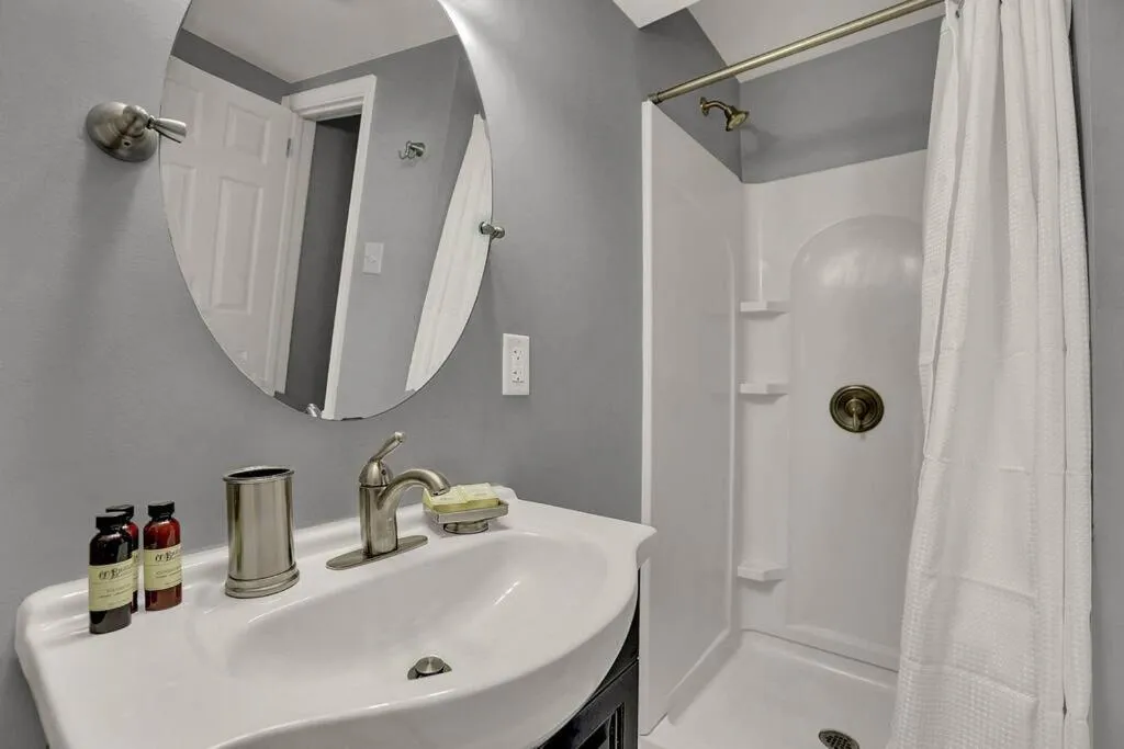 Suites on Seneca - Gorgeous One Bedroom Apartment