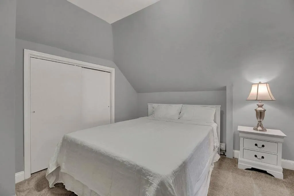 Bed in Suites on Seneca - Gorgeous One Bedroom Apartment