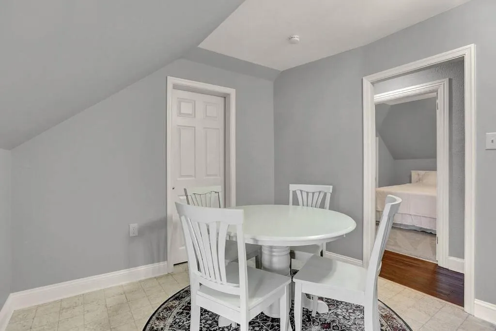 Bed in Suites on Seneca - Gorgeous One Bedroom Apartment