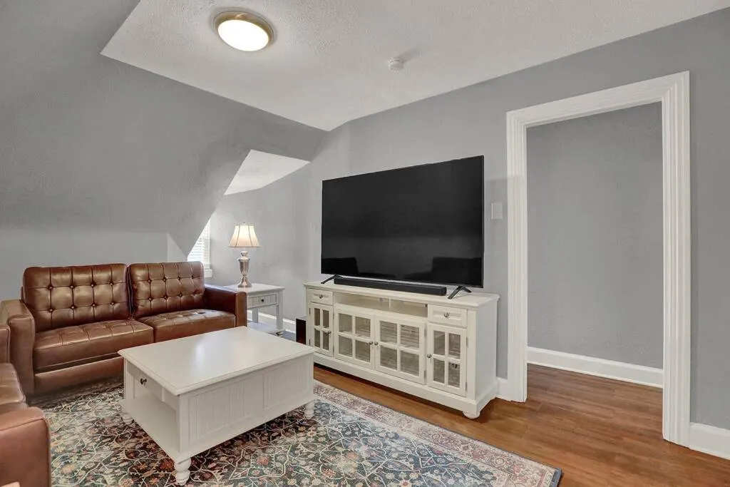 Suites on Seneca - Gorgeous One Bedroom Apartment