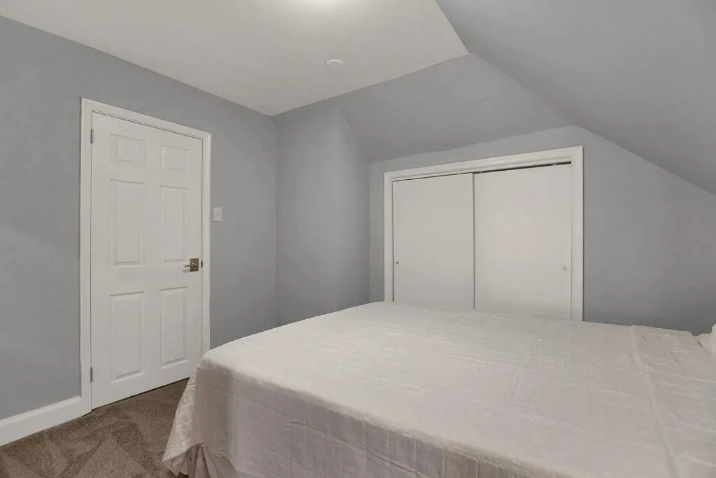 Bed in Suites on Seneca - Gorgeous One Bedroom Apartment