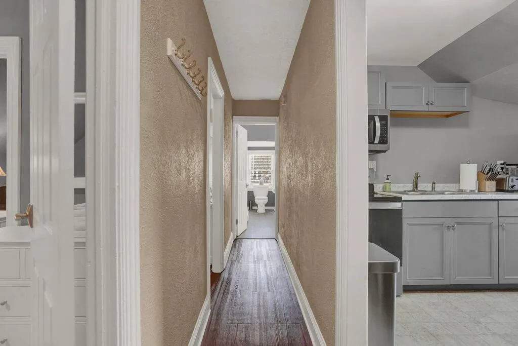 Suites on Seneca - Gorgeous One Bedroom Apartment