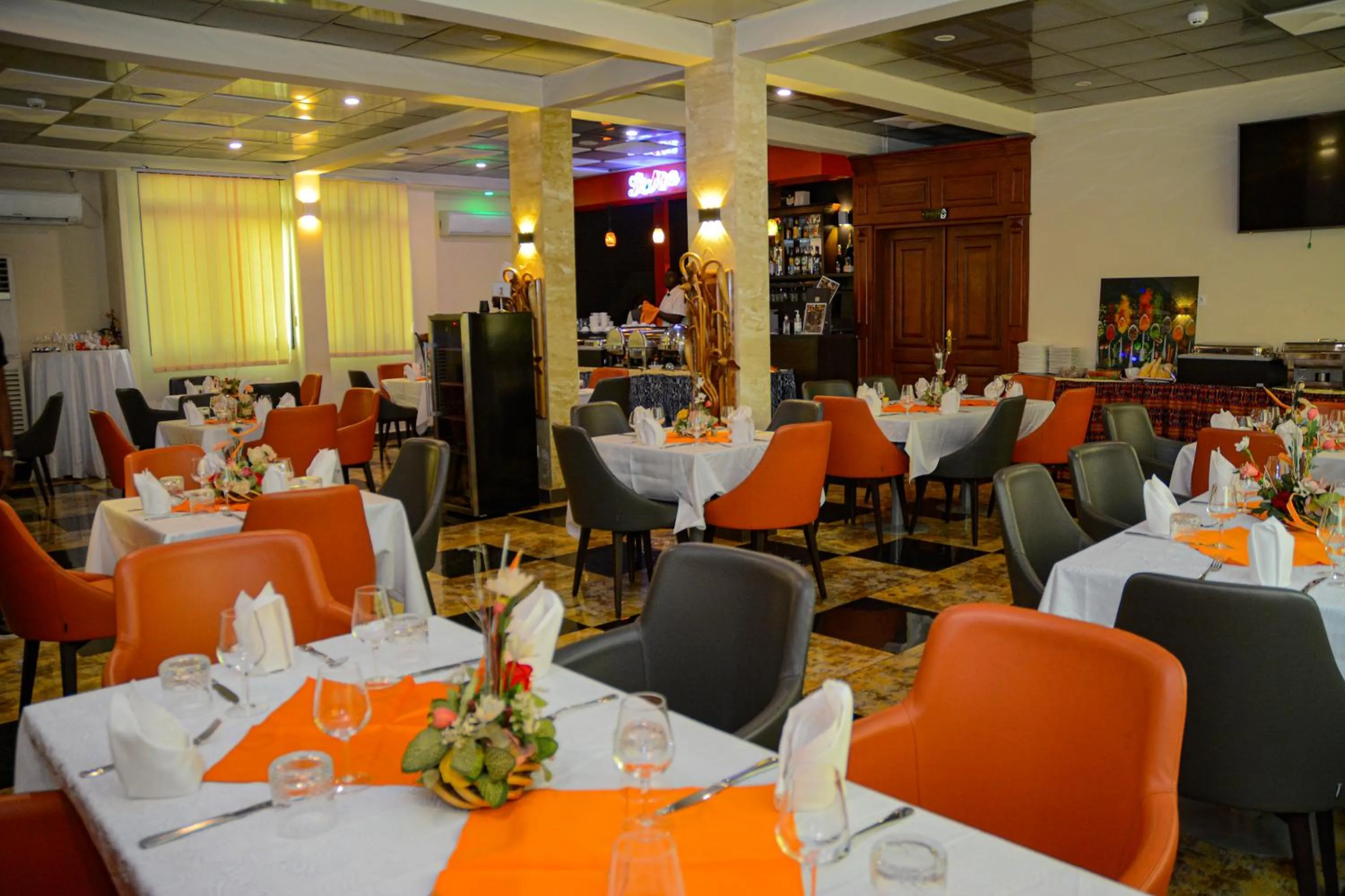 Restaurant/places to eat in New Heaven Hôtel