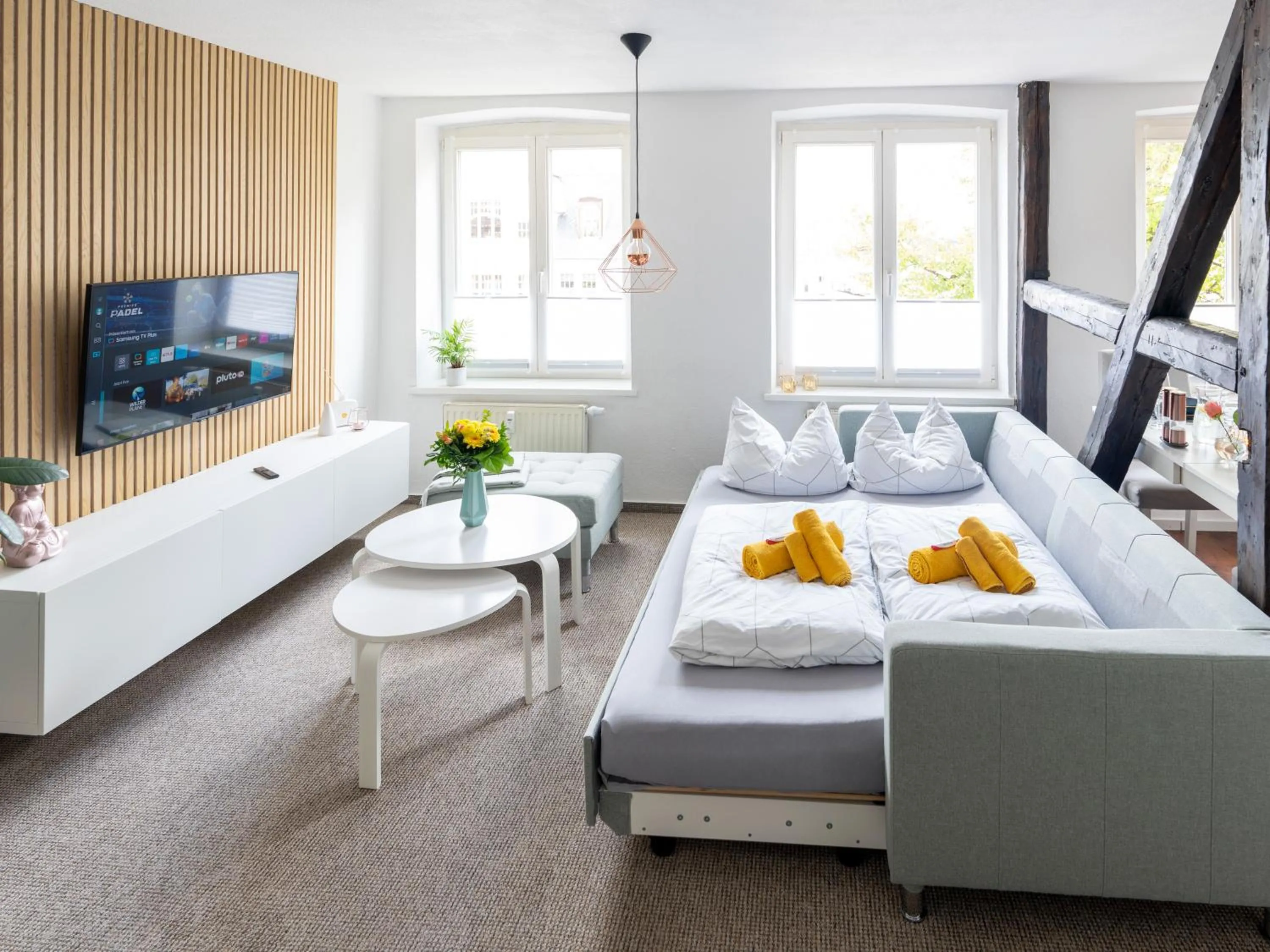 Bed in Schlosskönig - Modernes & zentrales Apartment mit Balkon und Arbeitsplatz