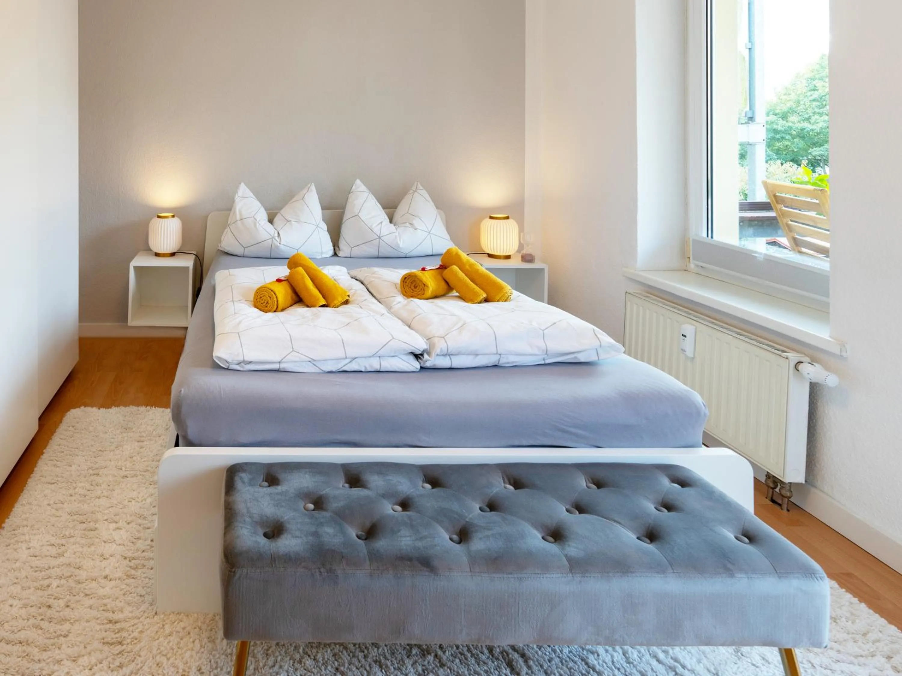 Bed in Schlosskönig - Modernes & zentrales Apartment mit Balkon und Arbeitsplatz