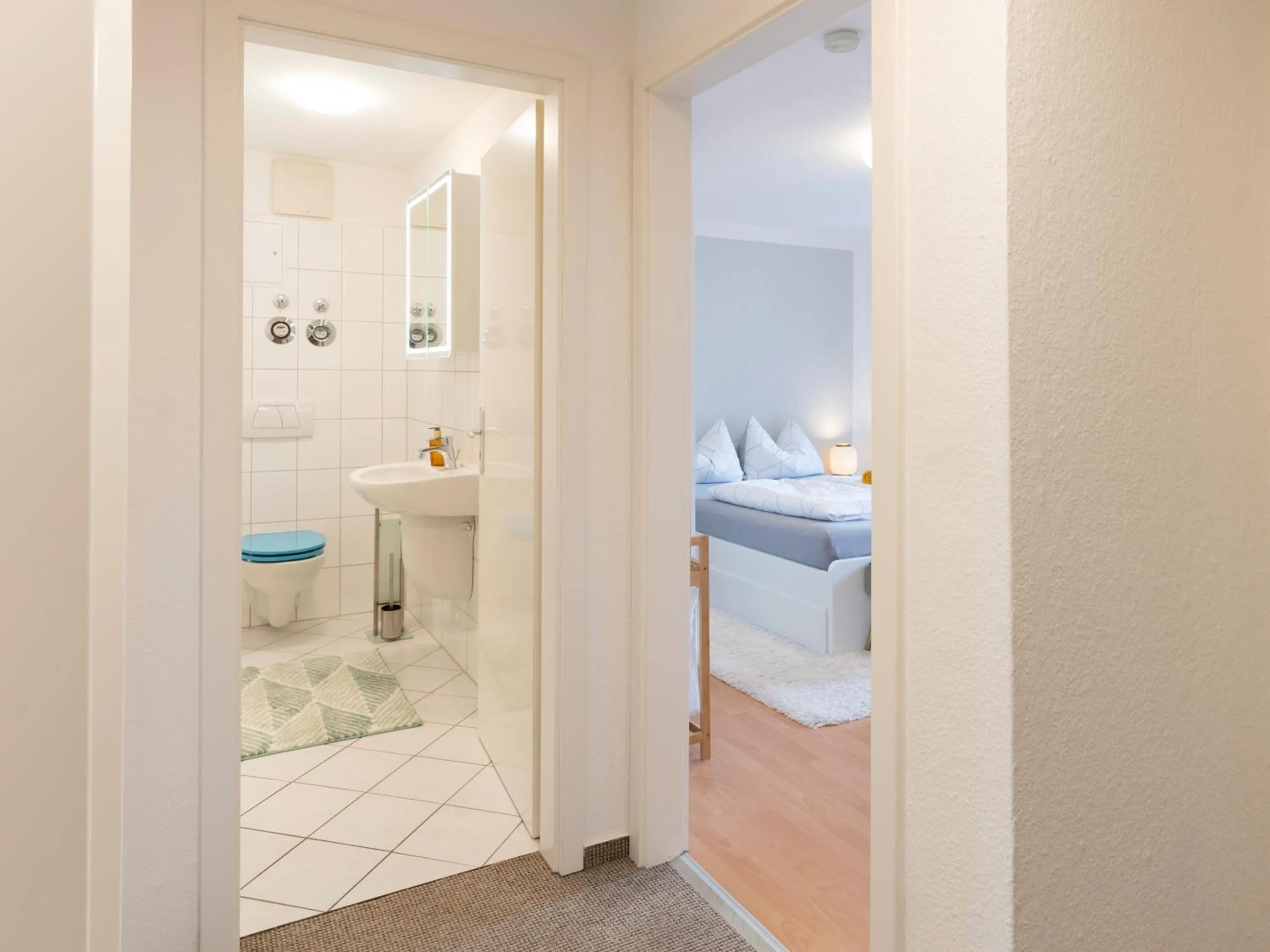 Toilet, Bed in Schlosskönig - Modernes & zentrales Apartment mit Balkon und Arbeitsplatz