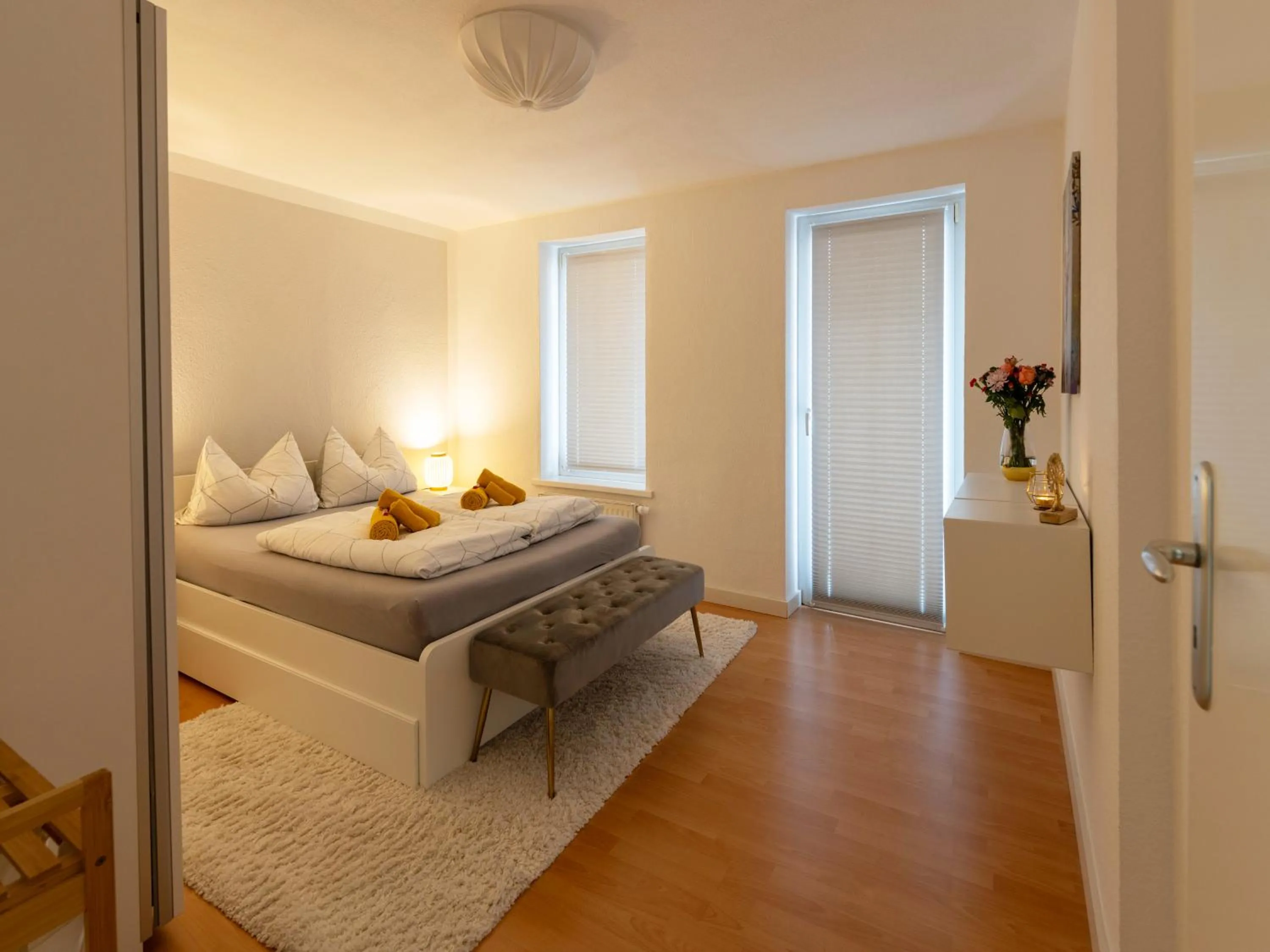 Bed in Schlosskönig - Modernes & zentrales Apartment mit Balkon und Arbeitsplatz
