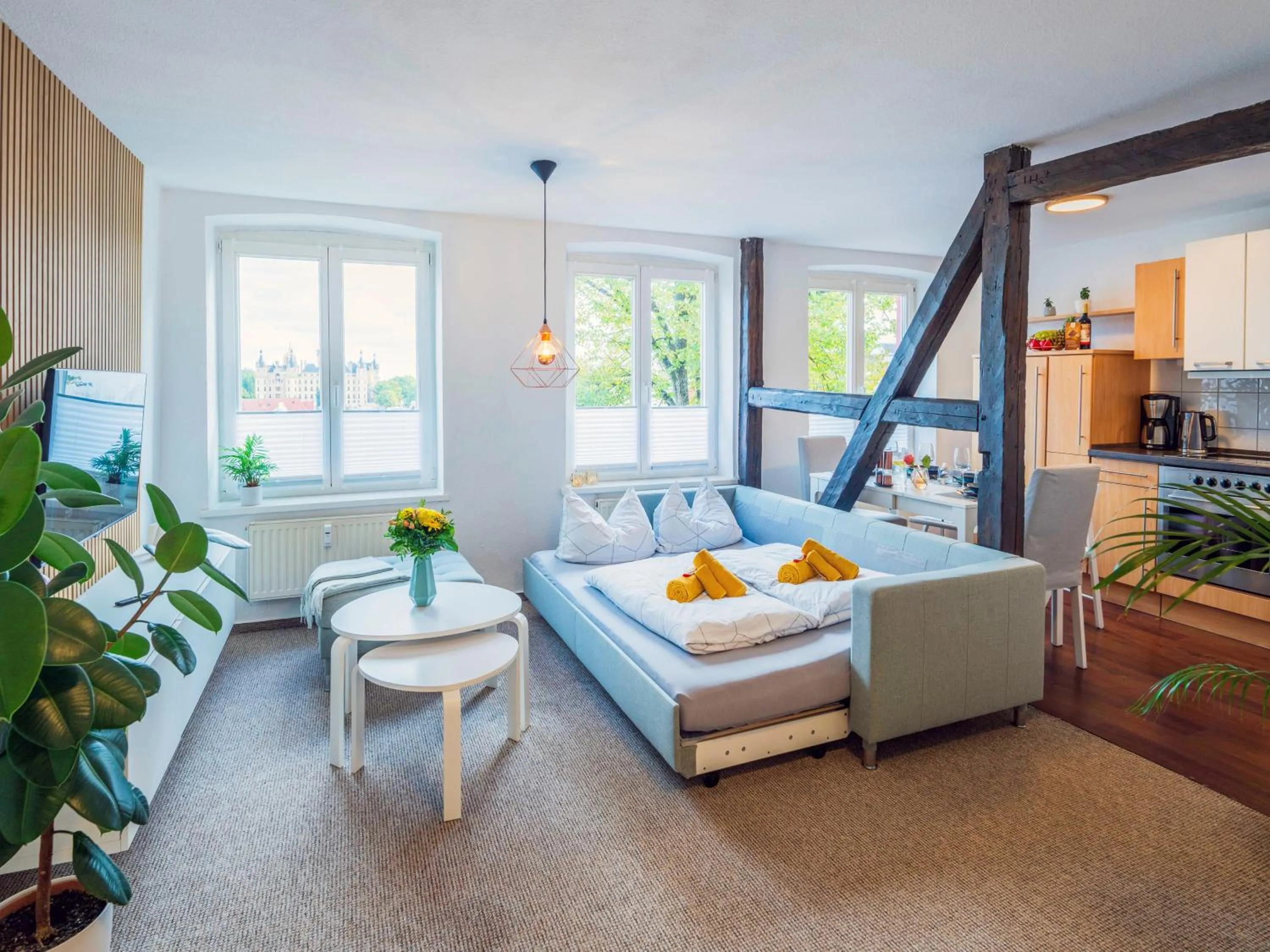 TV and multimedia in Schlosskönig - Modernes & zentrales Apartment mit Balkon und Arbeitsplatz