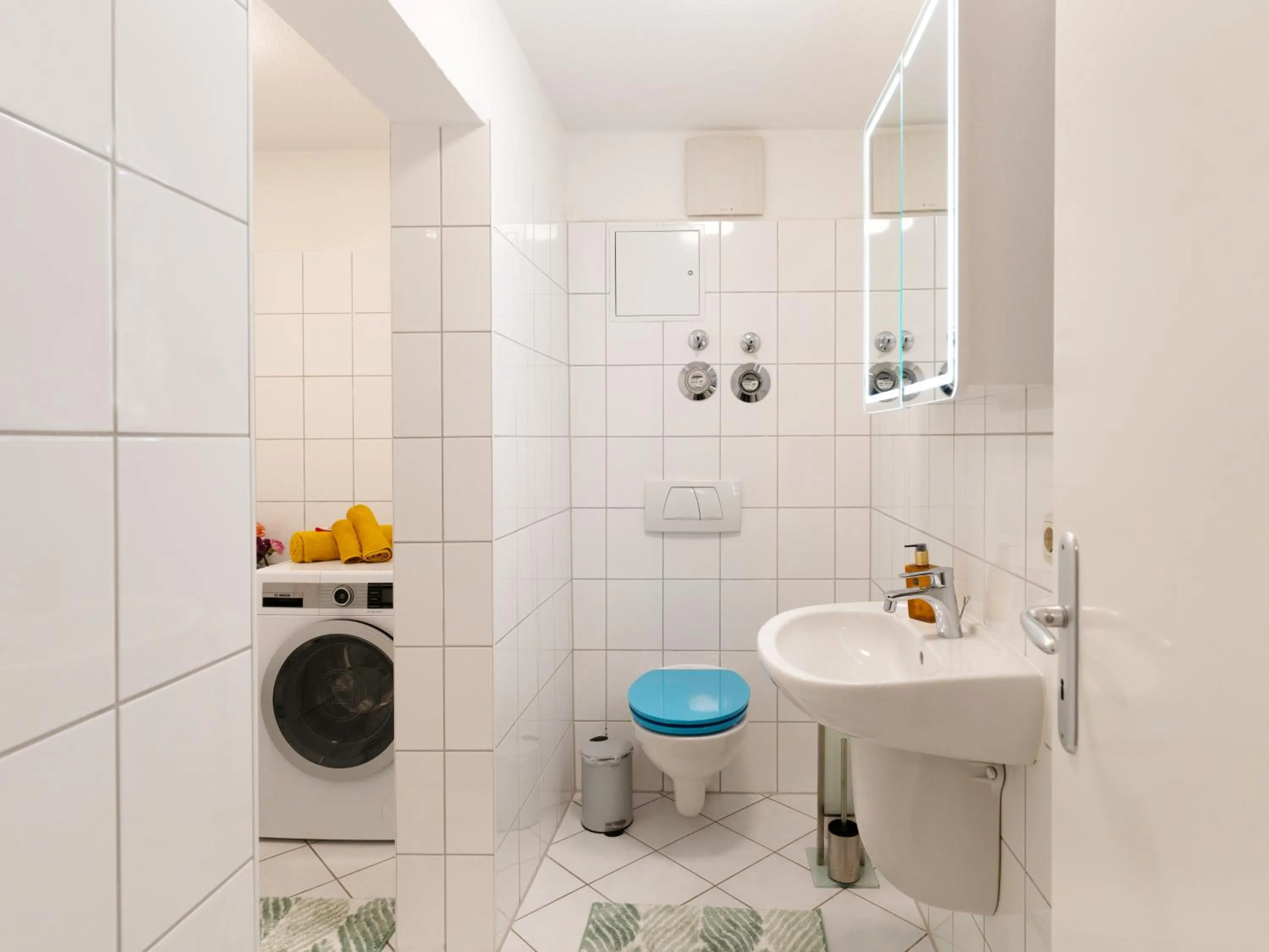 Toilet in Schlosskönig - Modernes & zentrales Apartment mit Balkon und Arbeitsplatz