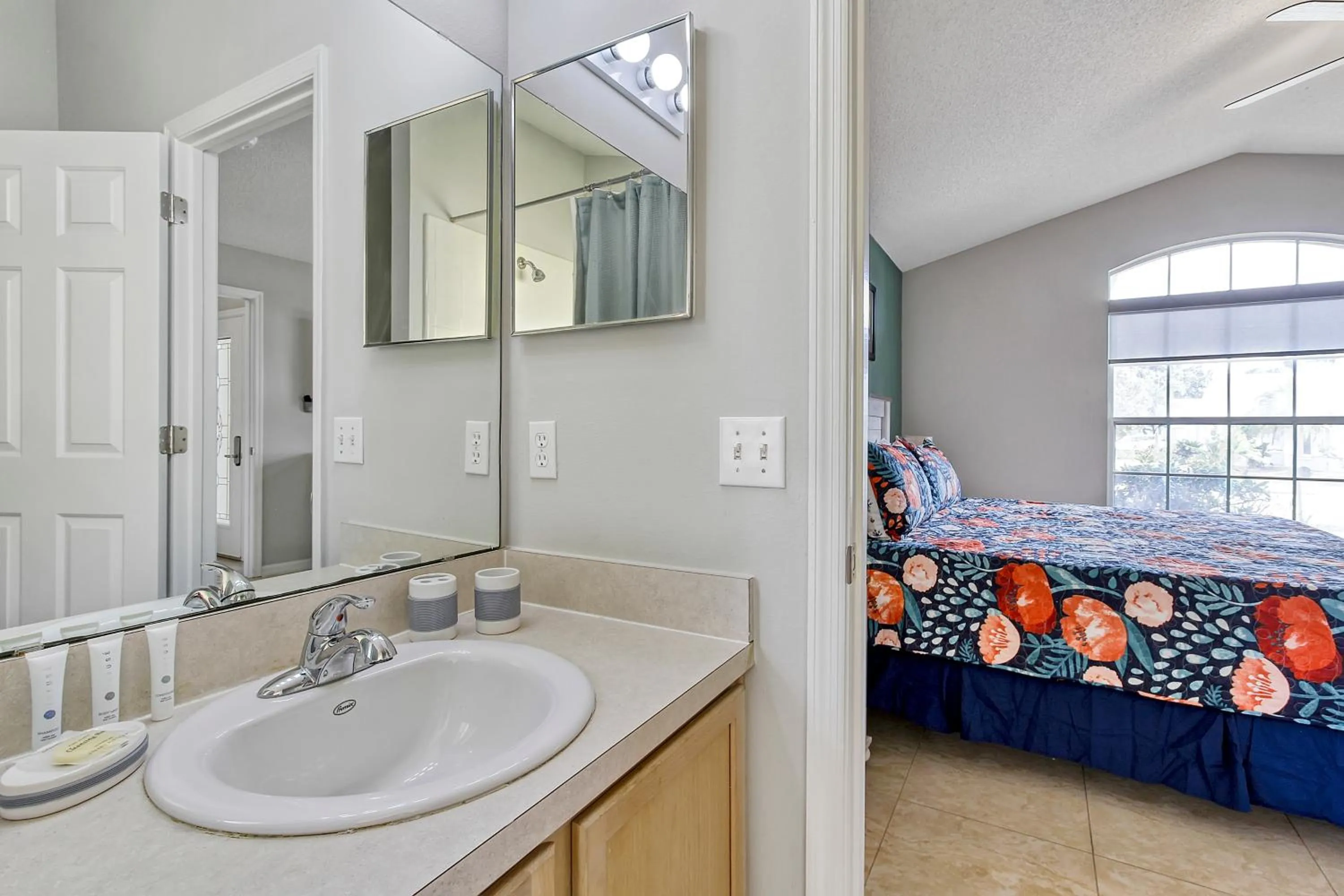 Bathroom, Bed in Star Lake Oasis - 4 bed family pool home