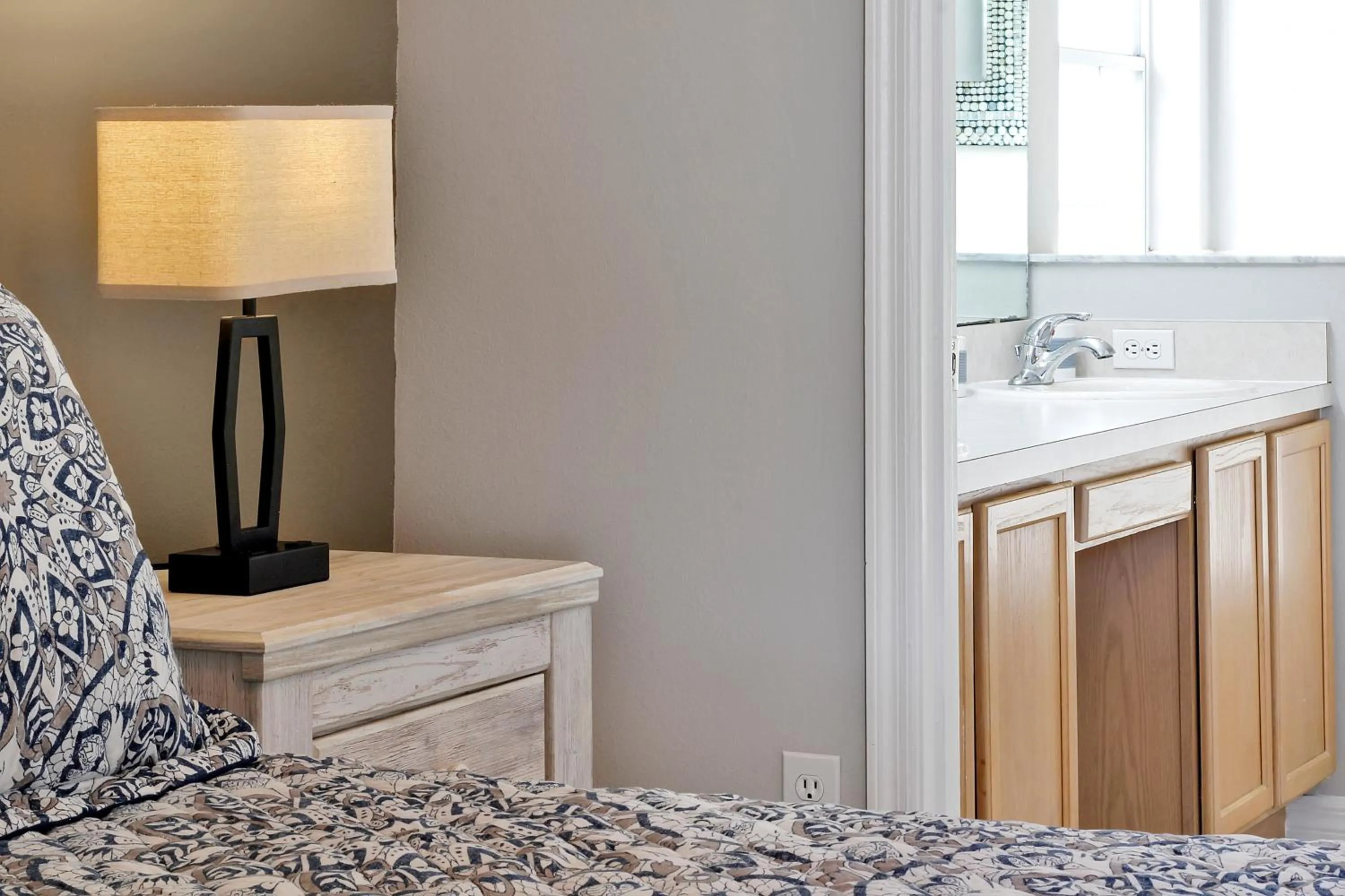 Bed in Star Lake Oasis - 4 bed family pool home