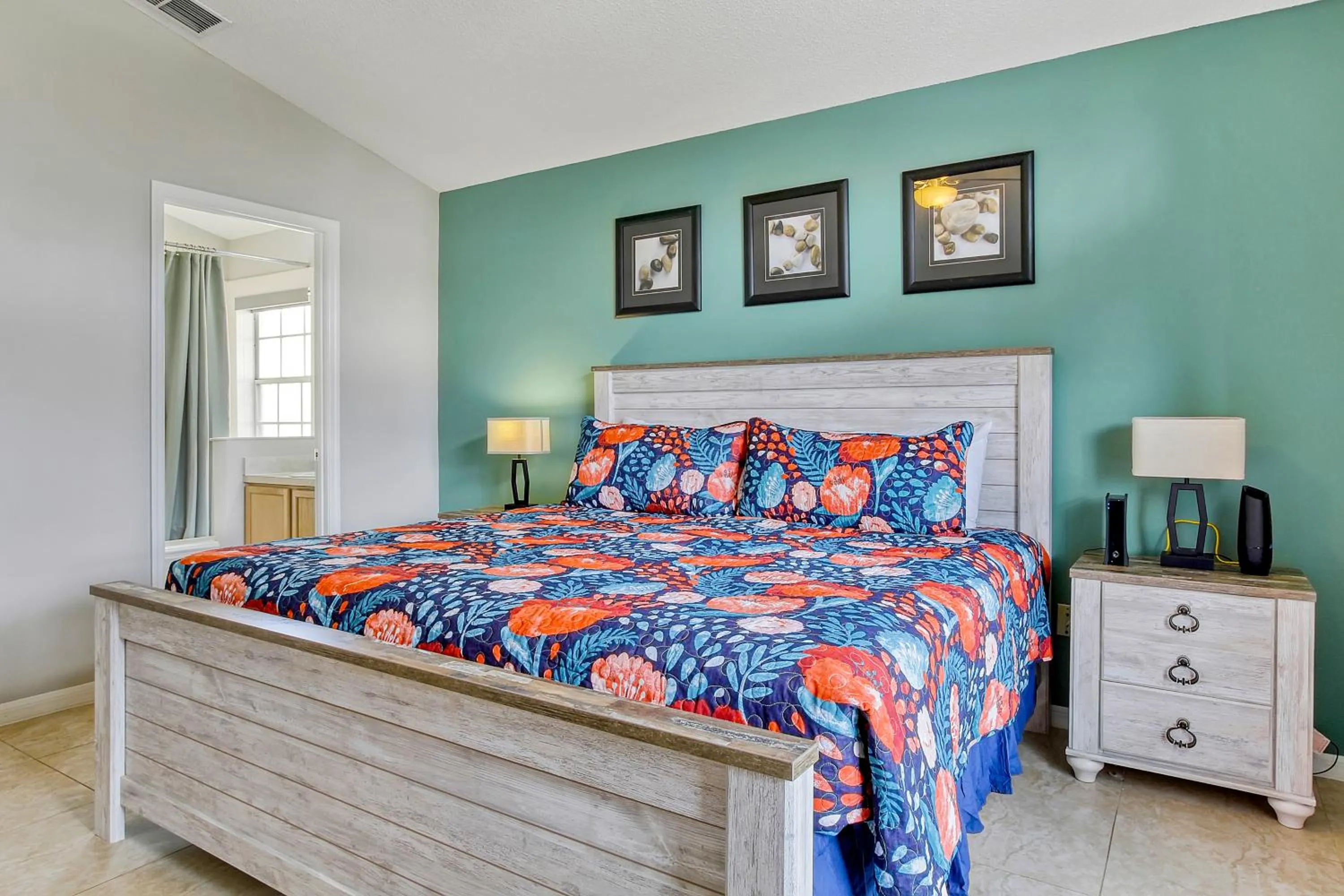 Bed in Star Lake Oasis - 4 bed family pool home