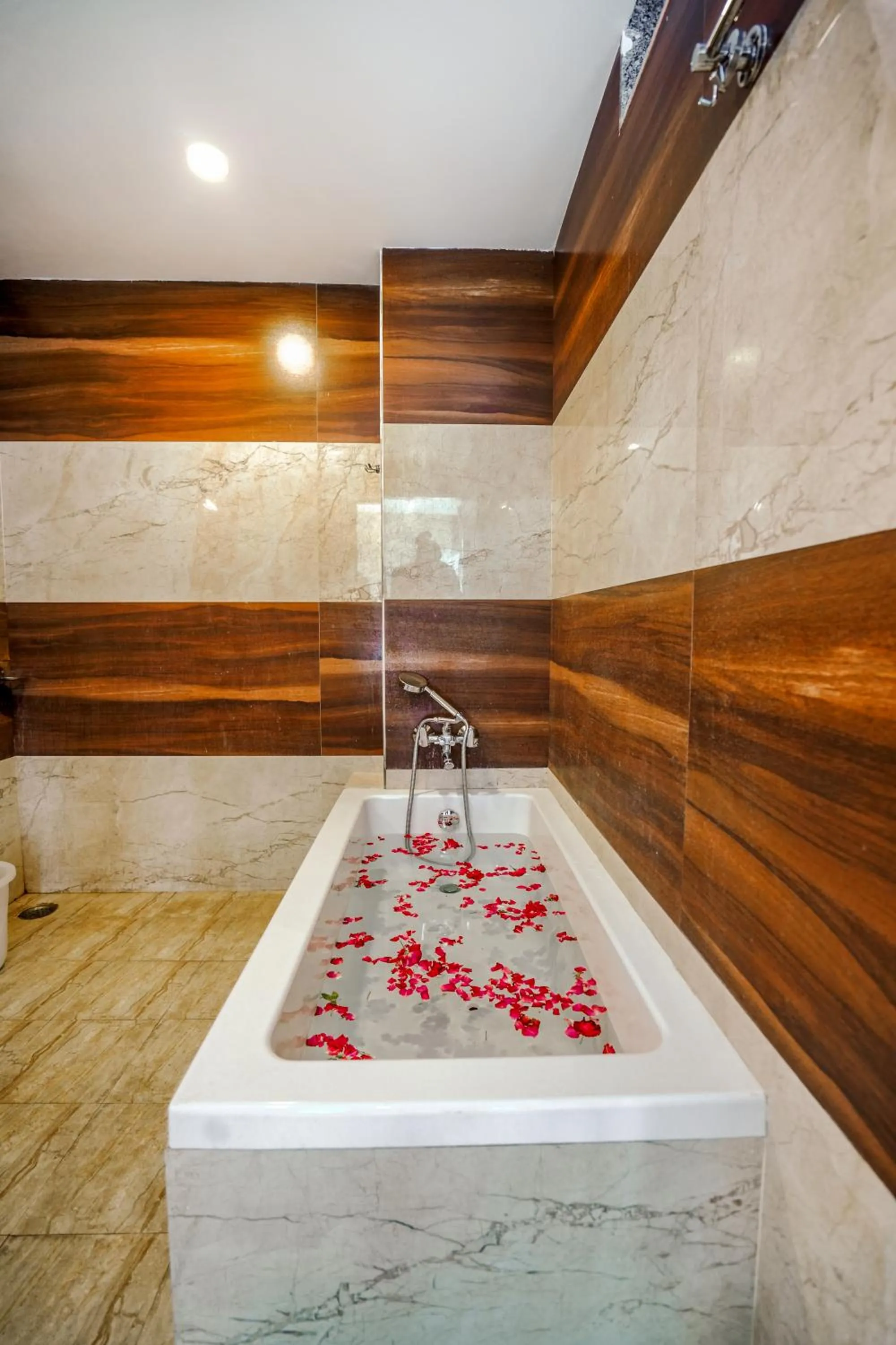 Bath in Pax Hotel Grand Blue 3 min walk from Udaipur city Railway Station