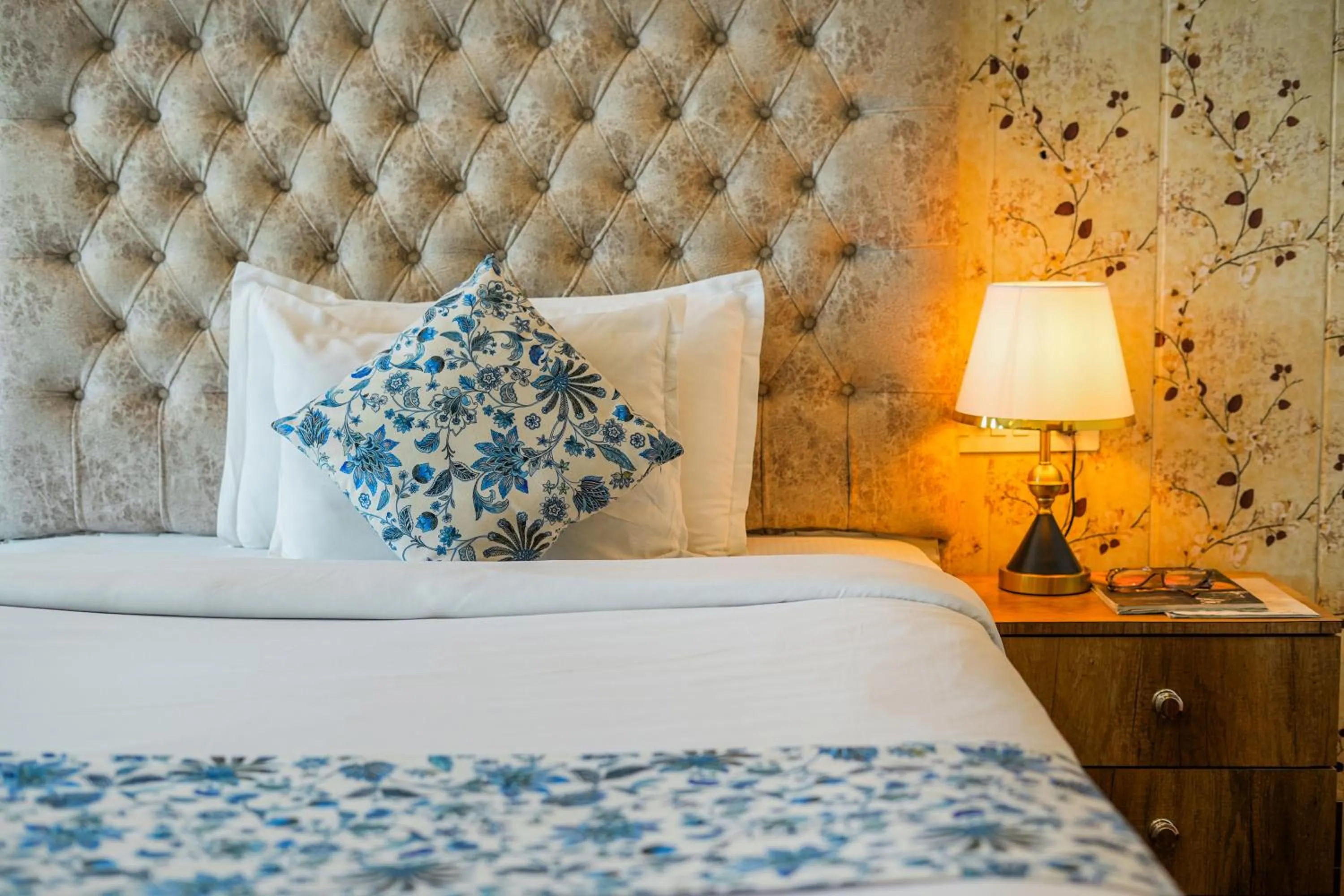 Bed in Pax Hotel Grand Blue 3 min walk from Udaipur city Railway Station