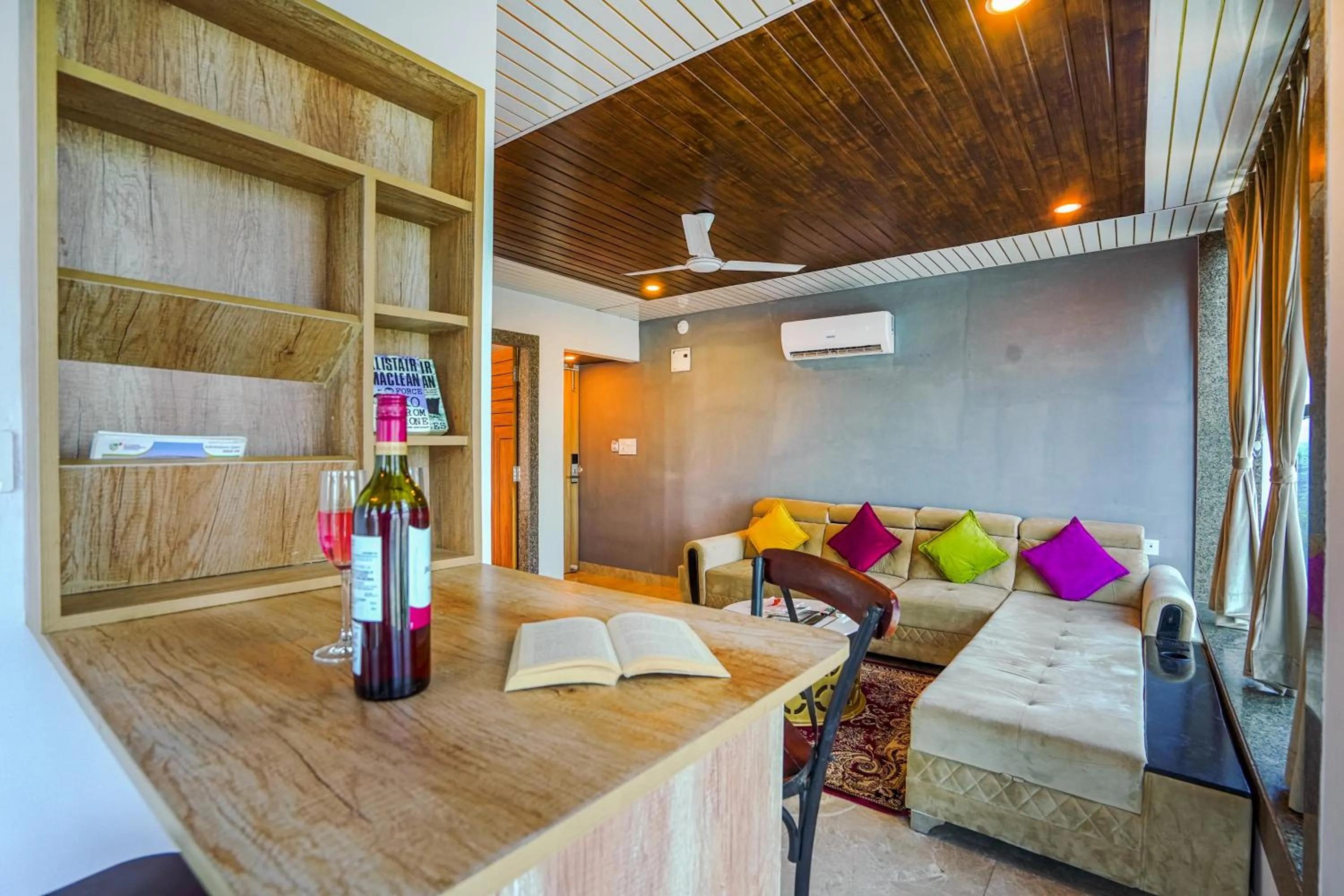 Living room in Pax Hotel Grand Blue 3 min walk from Udaipur city Railway Station