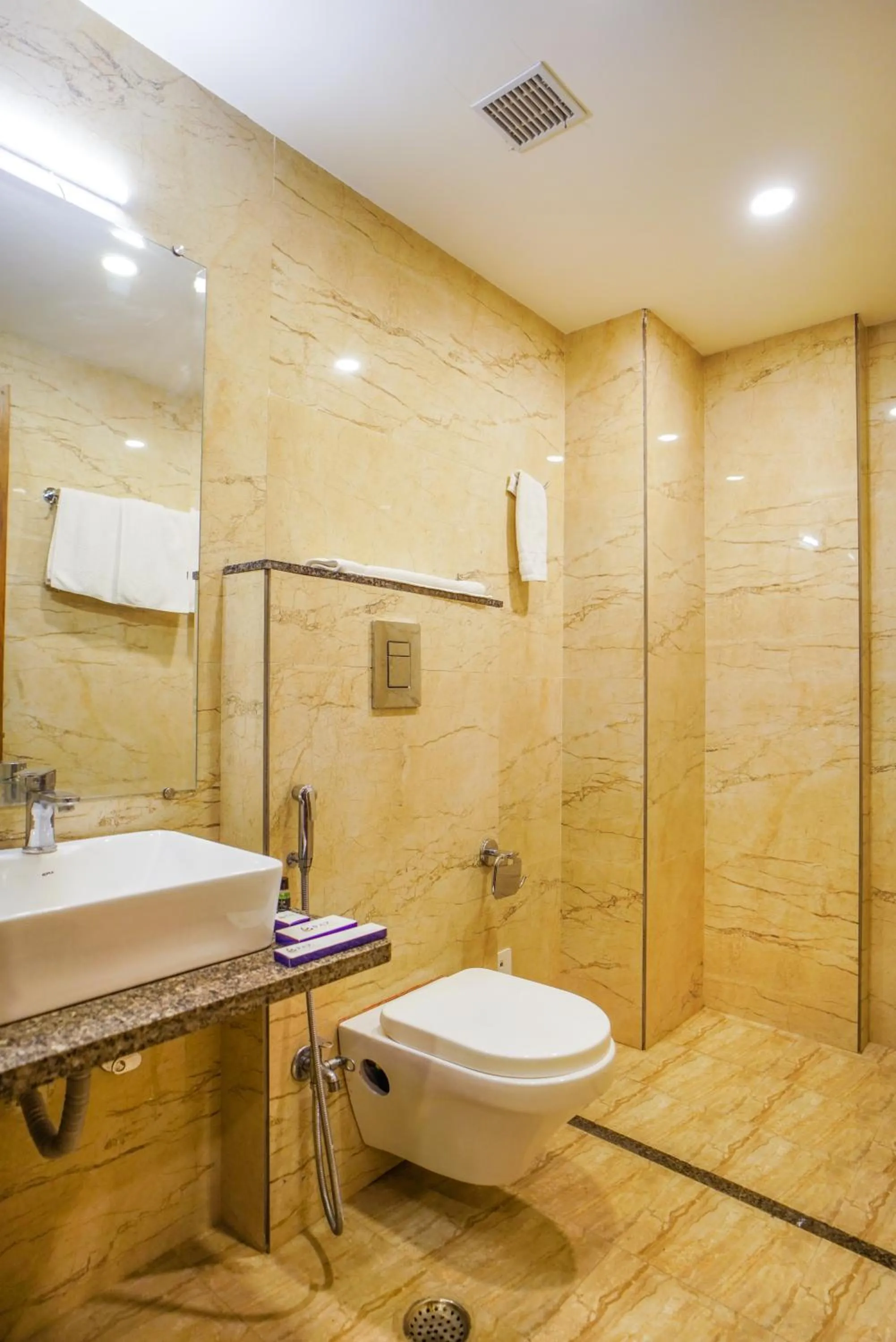 Bathroom in Pax Hotel Grand Blue 3 min walk from Udaipur city Railway Station