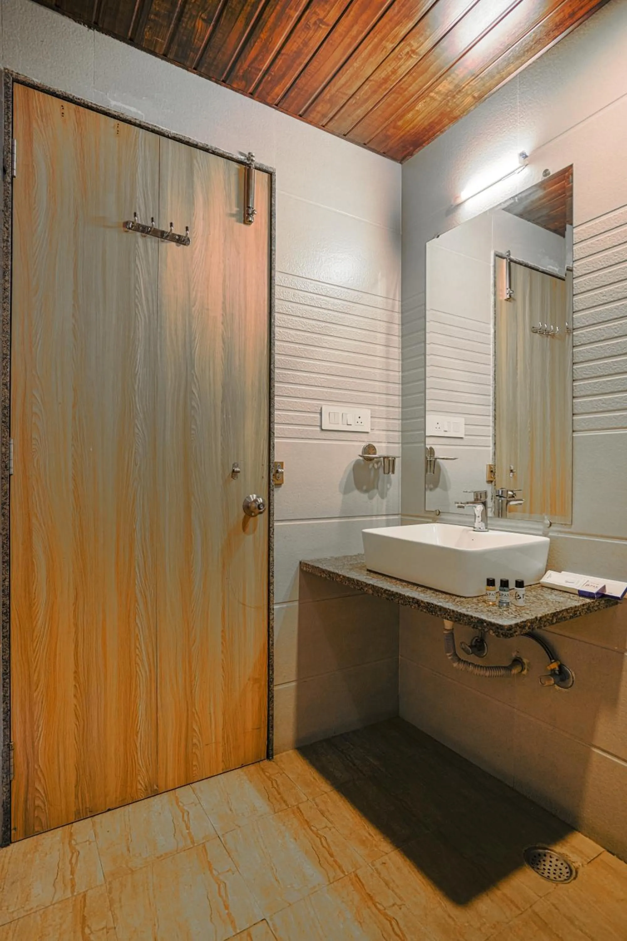 Bathroom in Pax Hotel Grand Blue 3 min walk from Udaipur city Railway Station