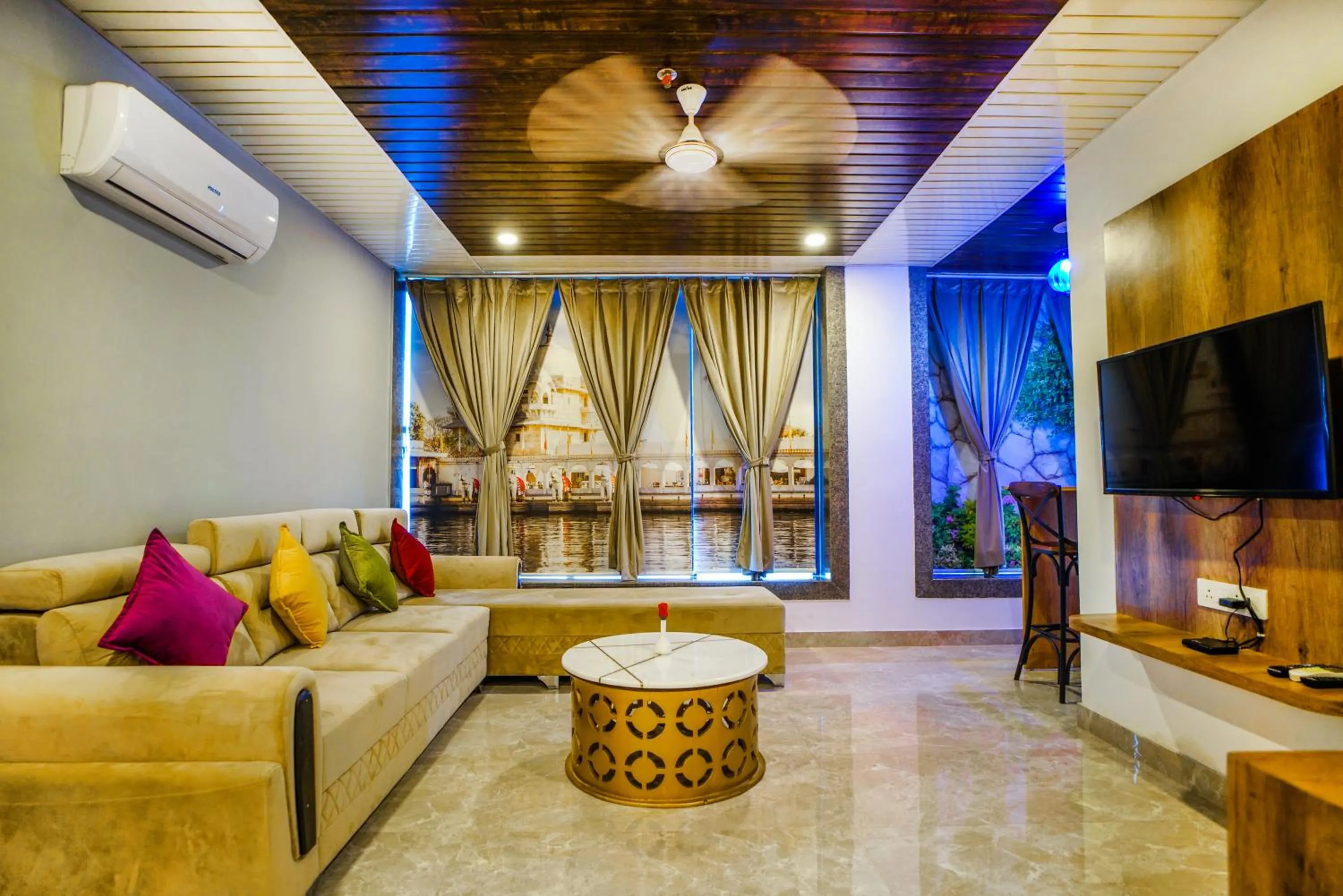 TV and multimedia in Pax Hotel Grand Blue 3 min walk from Udaipur city Railway Station