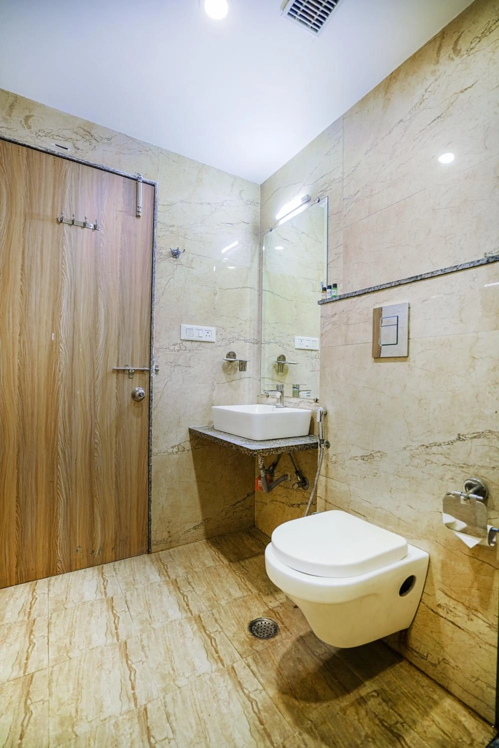 Shower in Pax Hotel Grand Blue 3 min walk from Udaipur city Railway Station