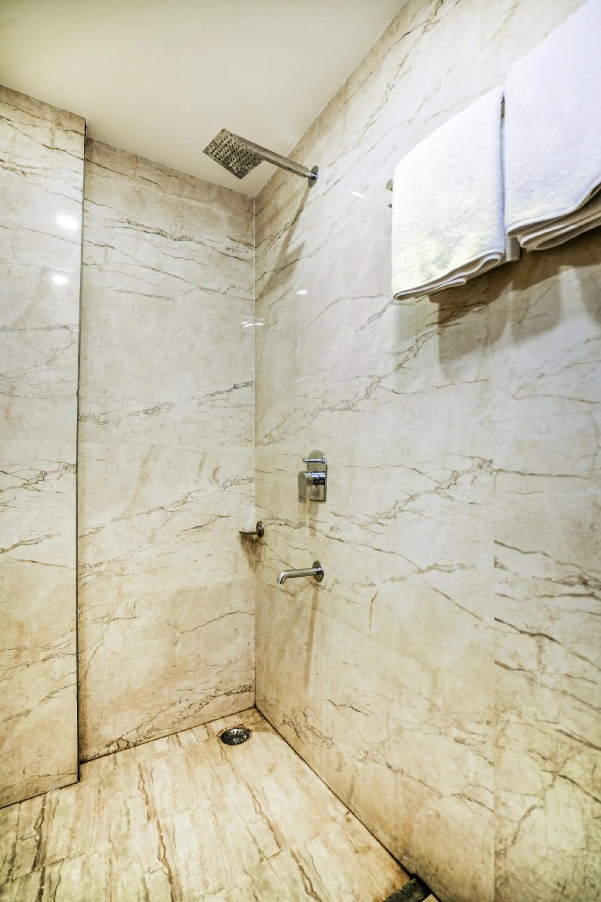 Bathroom in Pax Hotel Grand Blue 3 min walk from Udaipur city Railway Station