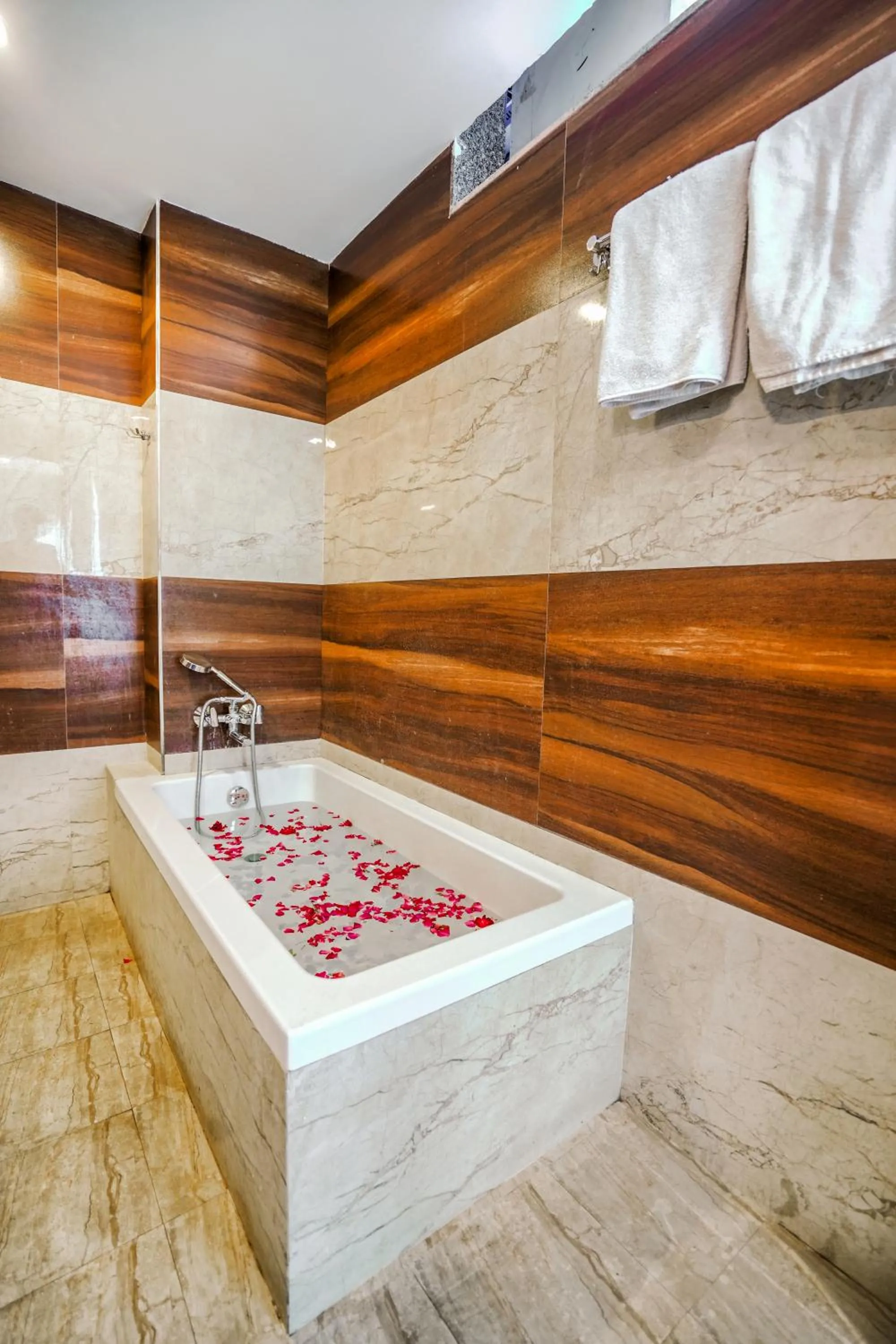 Bath in Pax Hotel Grand Blue 3 min walk from Udaipur city Railway Station