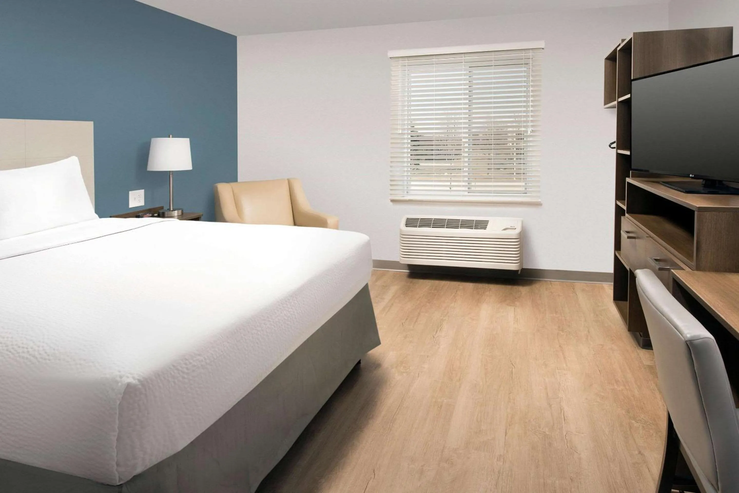 Bedroom, Bed in WoodSpring Suites Chicago Tinley Park