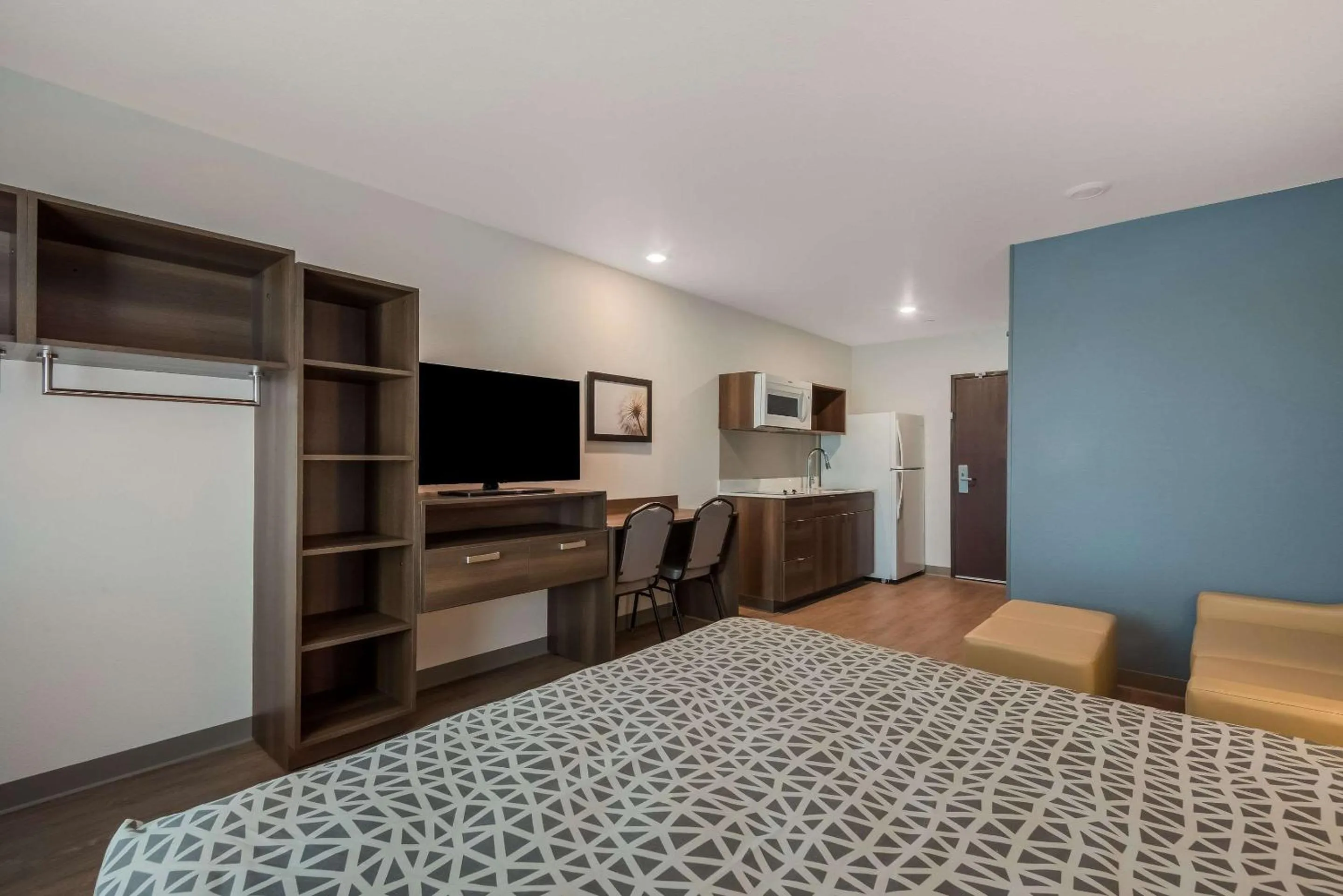 Bedroom, Bed in WoodSpring Suites Bellflower - Los Angeles