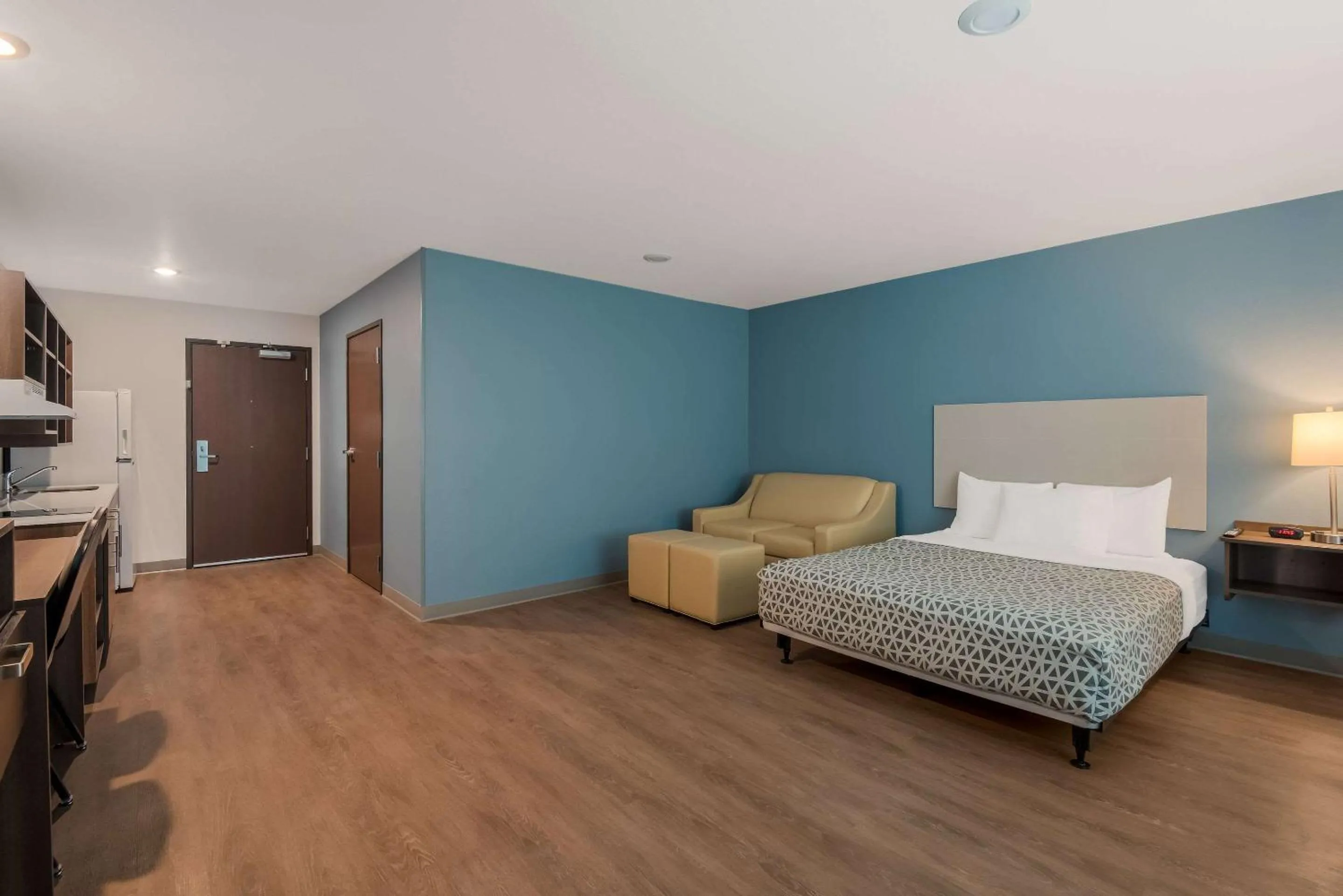 Bedroom, Bed in WoodSpring Suites Bellflower - Los Angeles