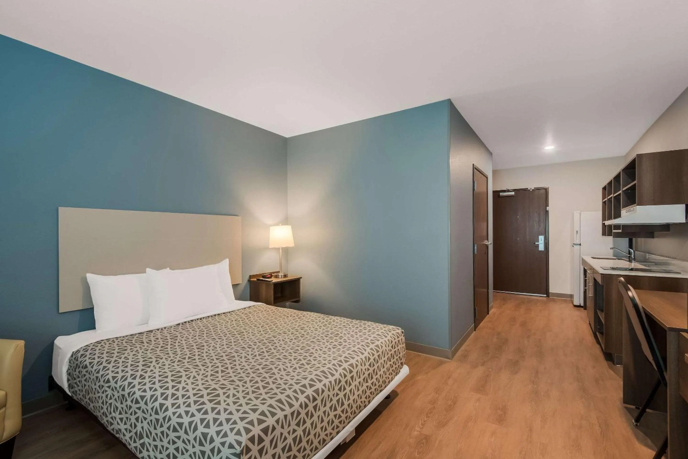 Bedroom, Bed in WoodSpring Suites Bellflower - Los Angeles