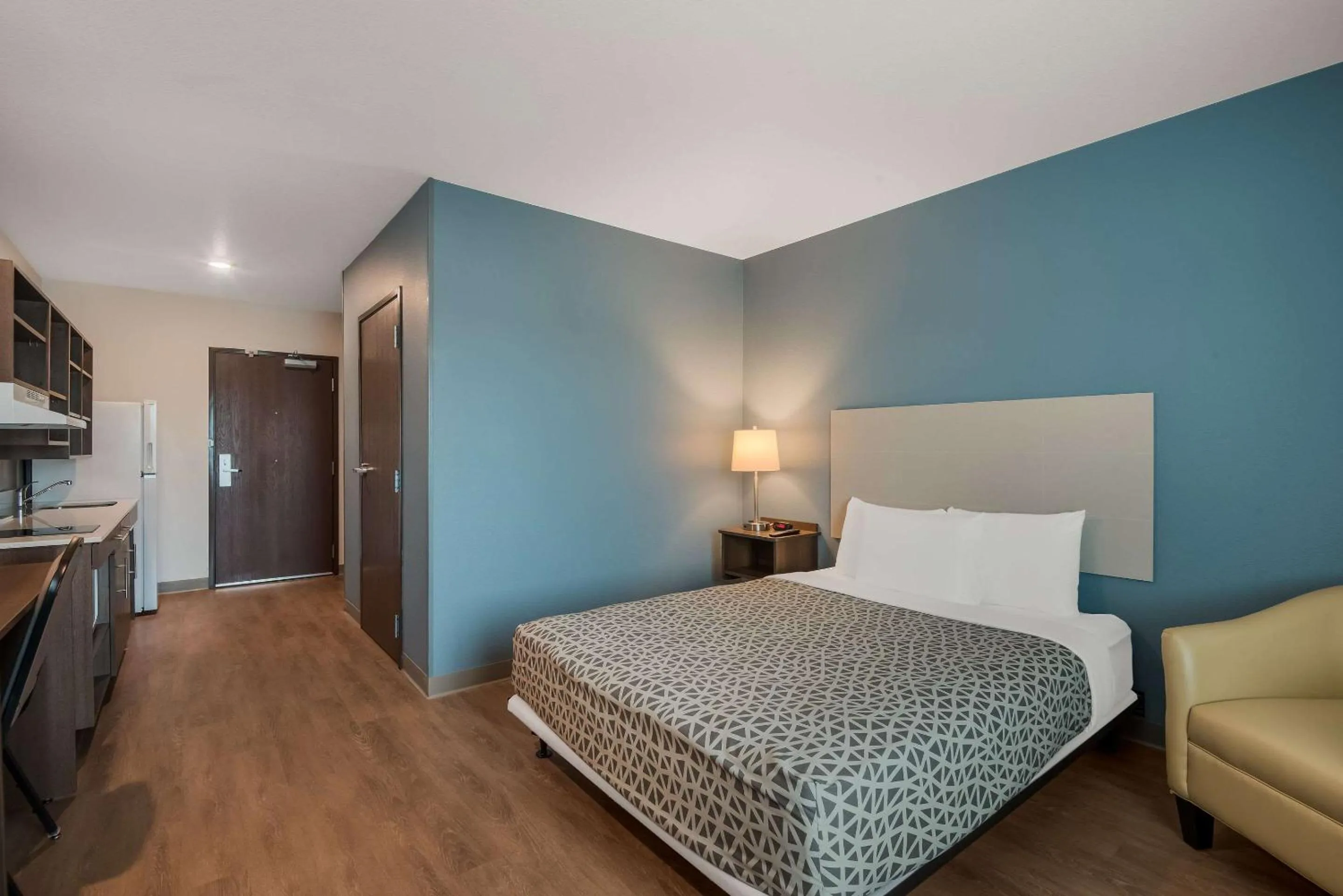 Bedroom, Bed in WoodSpring Suites Bellflower - Los Angeles