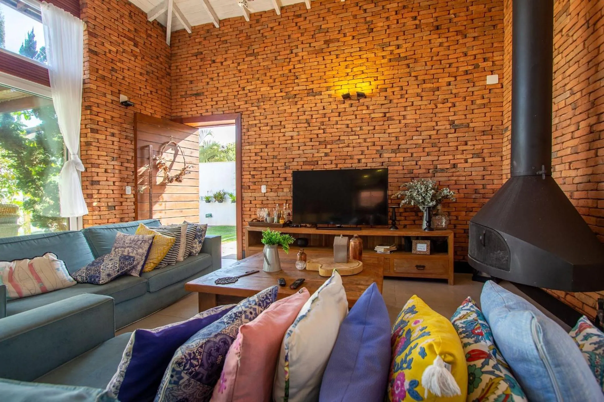 Communal lounge/ TV room in Búzios praia de Geribá, piscina e churrasqueira