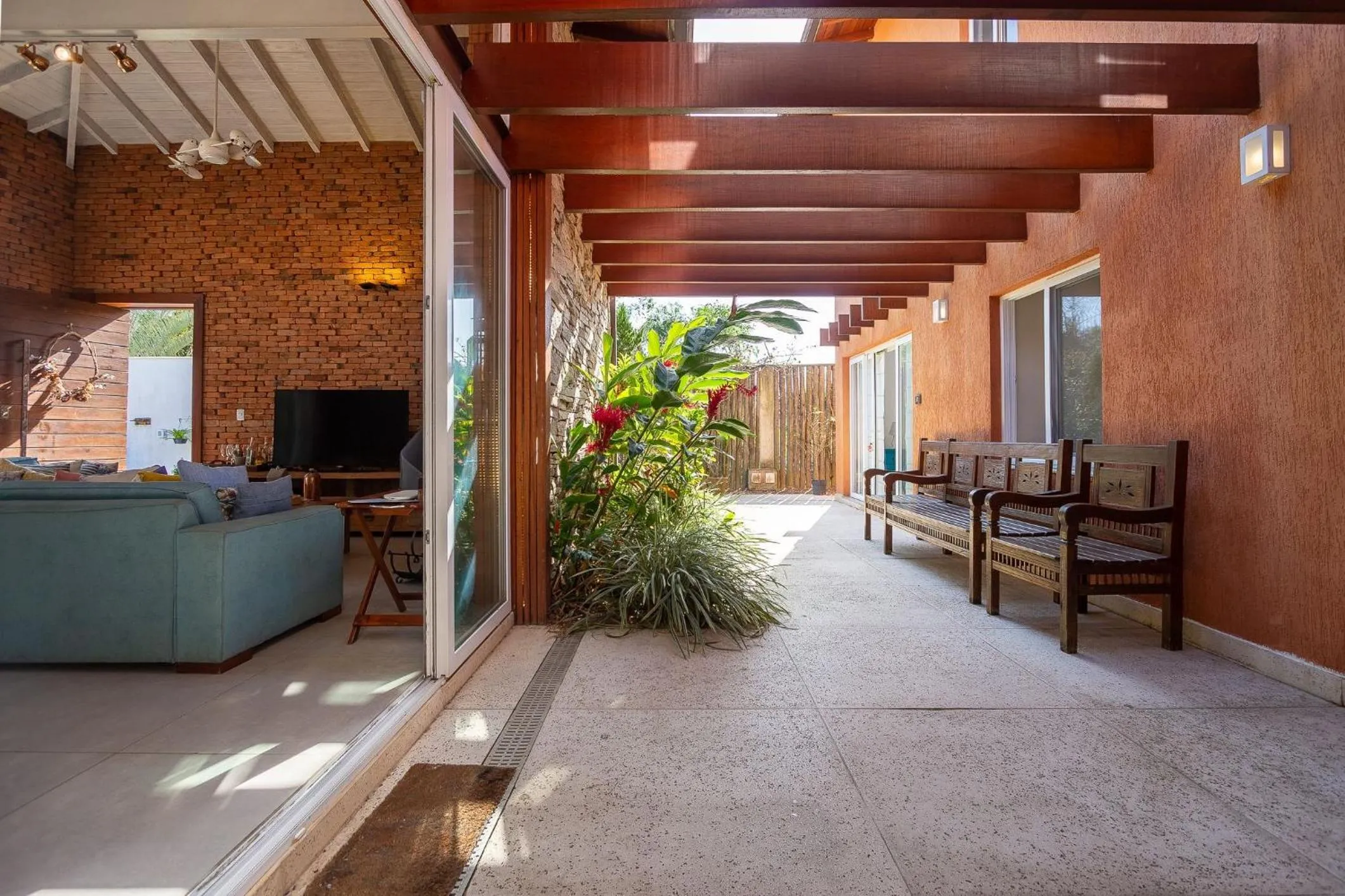 Communal lounge/ TV room in Búzios praia de Geribá, piscina e churrasqueira