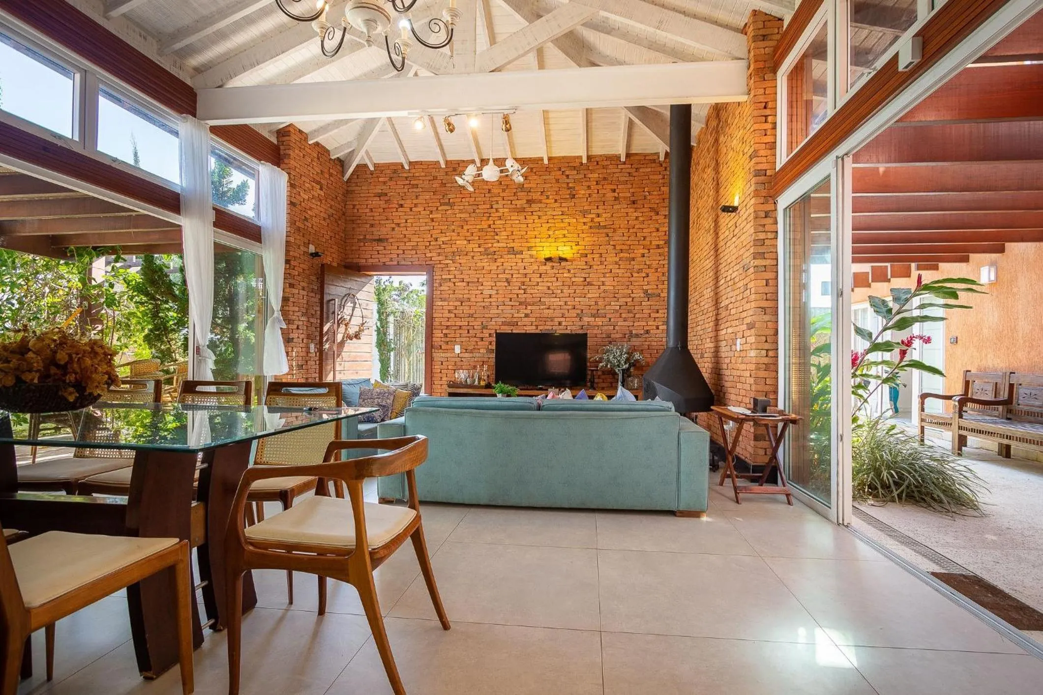 Communal lounge/ TV room in Búzios praia de Geribá, piscina e churrasqueira