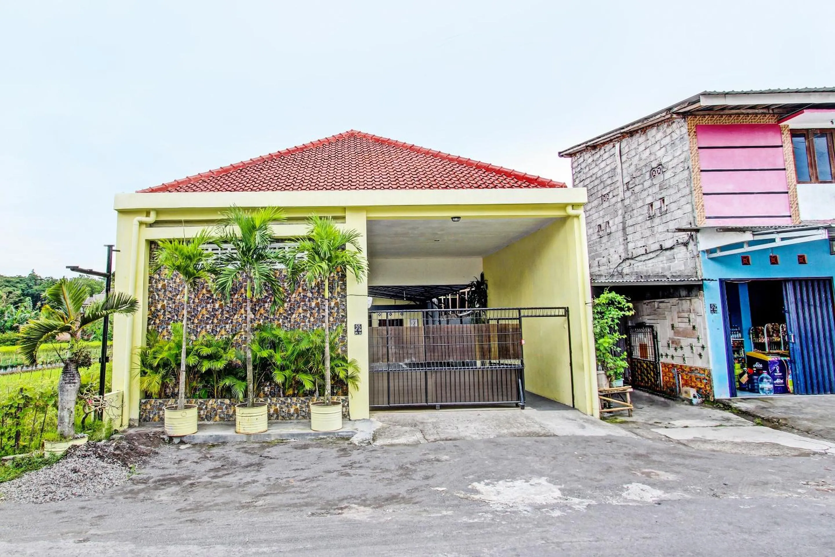 Facade/entrance in OYO 91920 Pondok'ku Inn