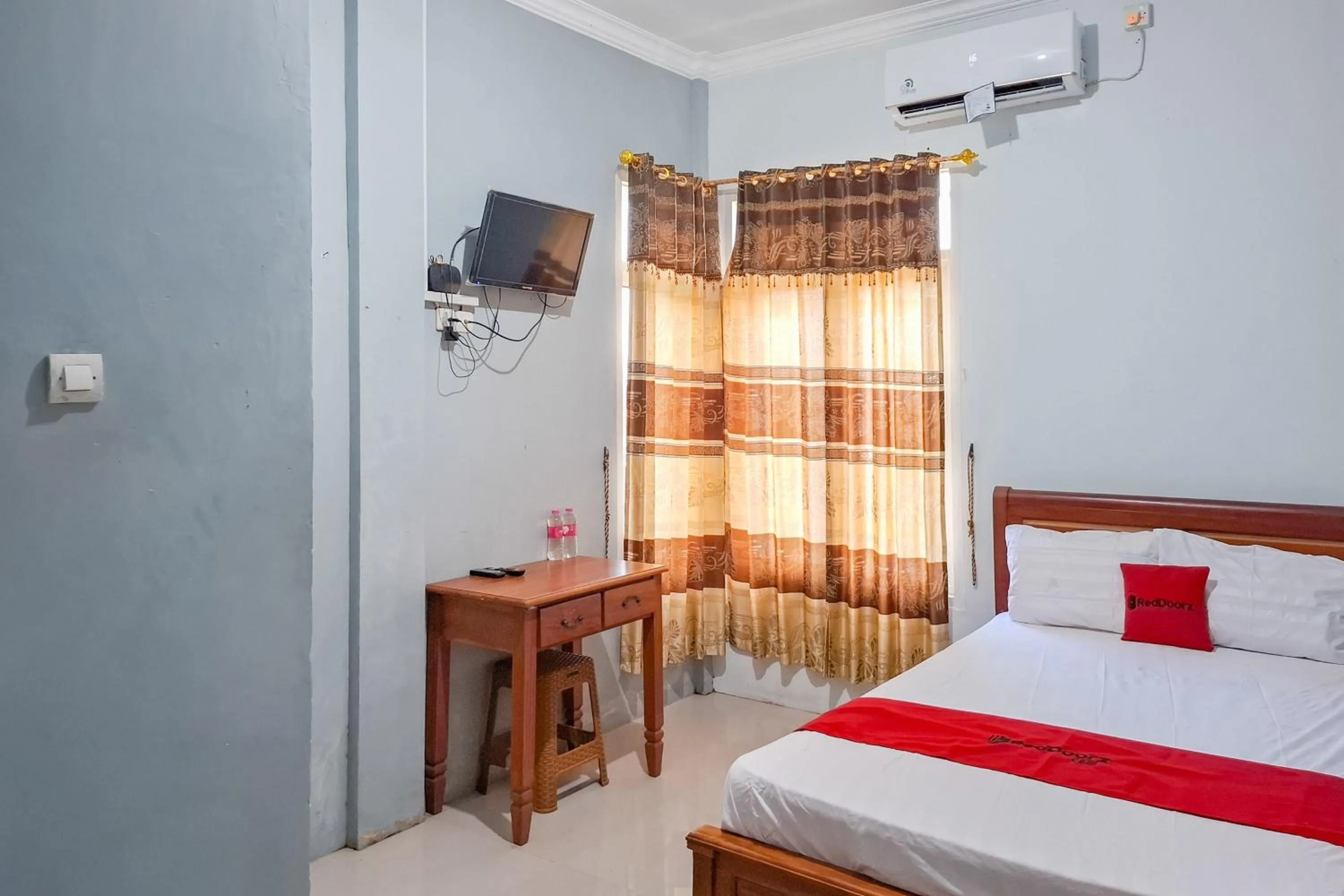 Bedroom, Bed in RedDoorz Syariah at Fariza Guesthouse Kendal