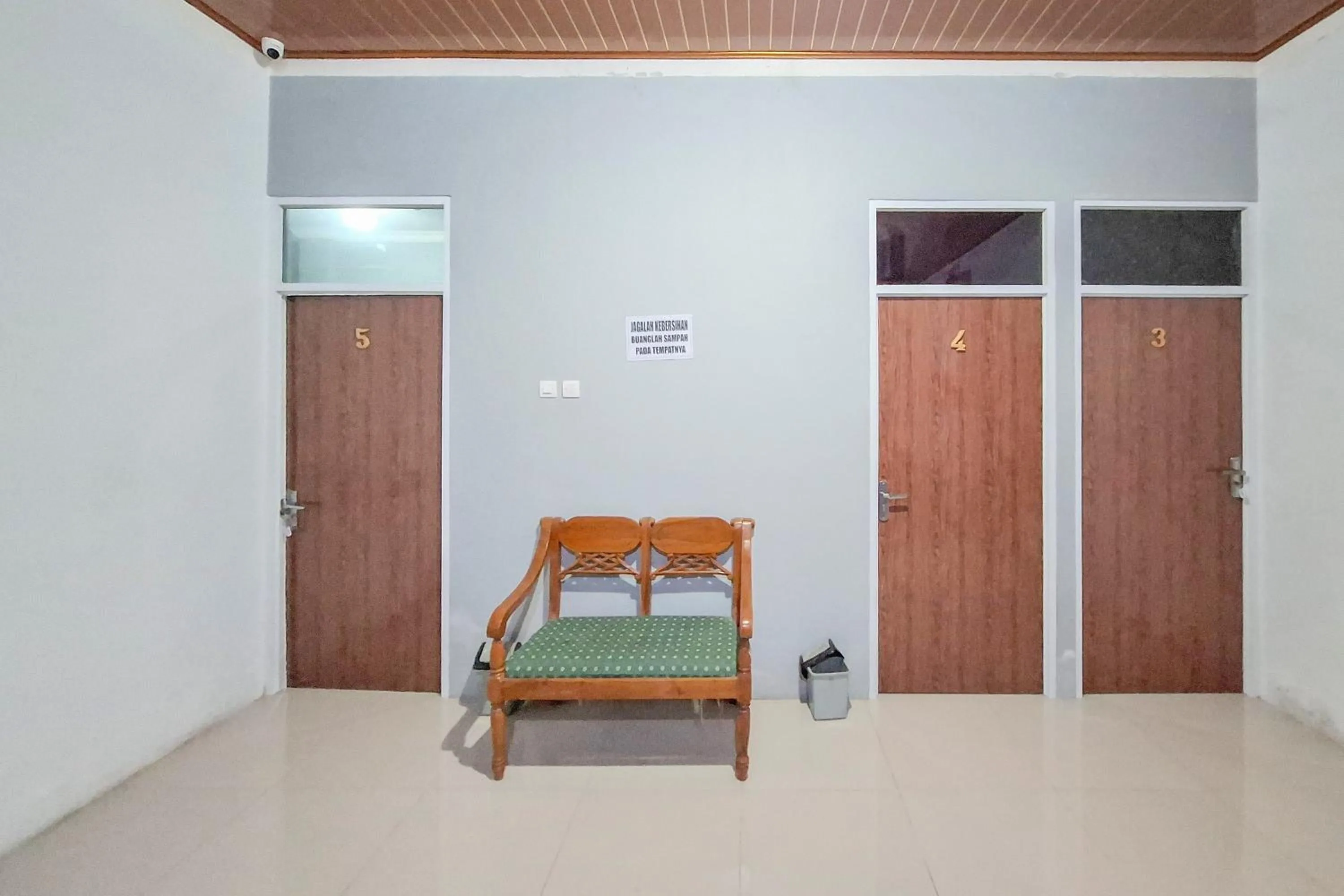 Seating area in RedDoorz Syariah at Fariza Guesthouse Kendal