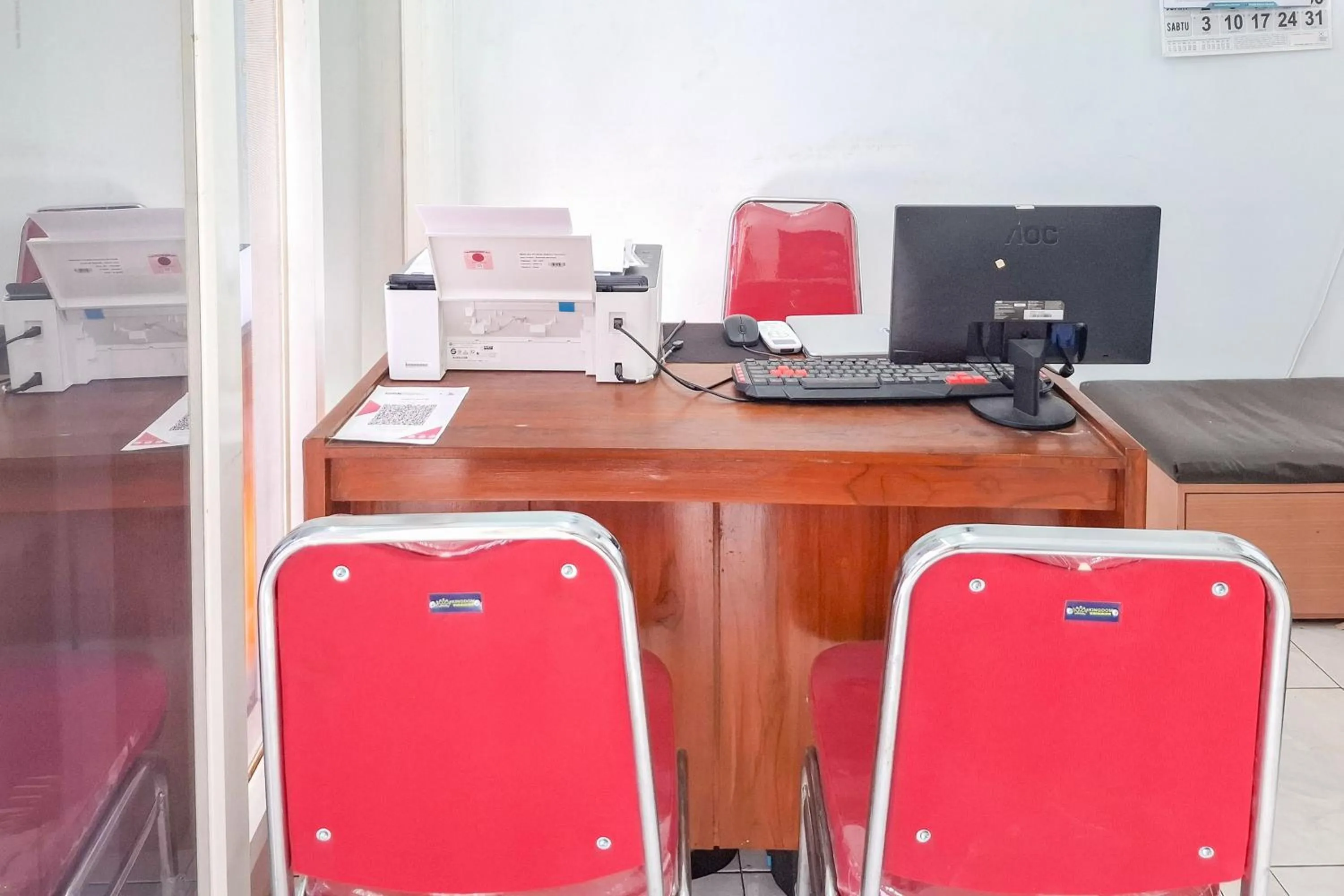 Lobby or reception in RedDoorz Syariah at Fariza Guesthouse Kendal