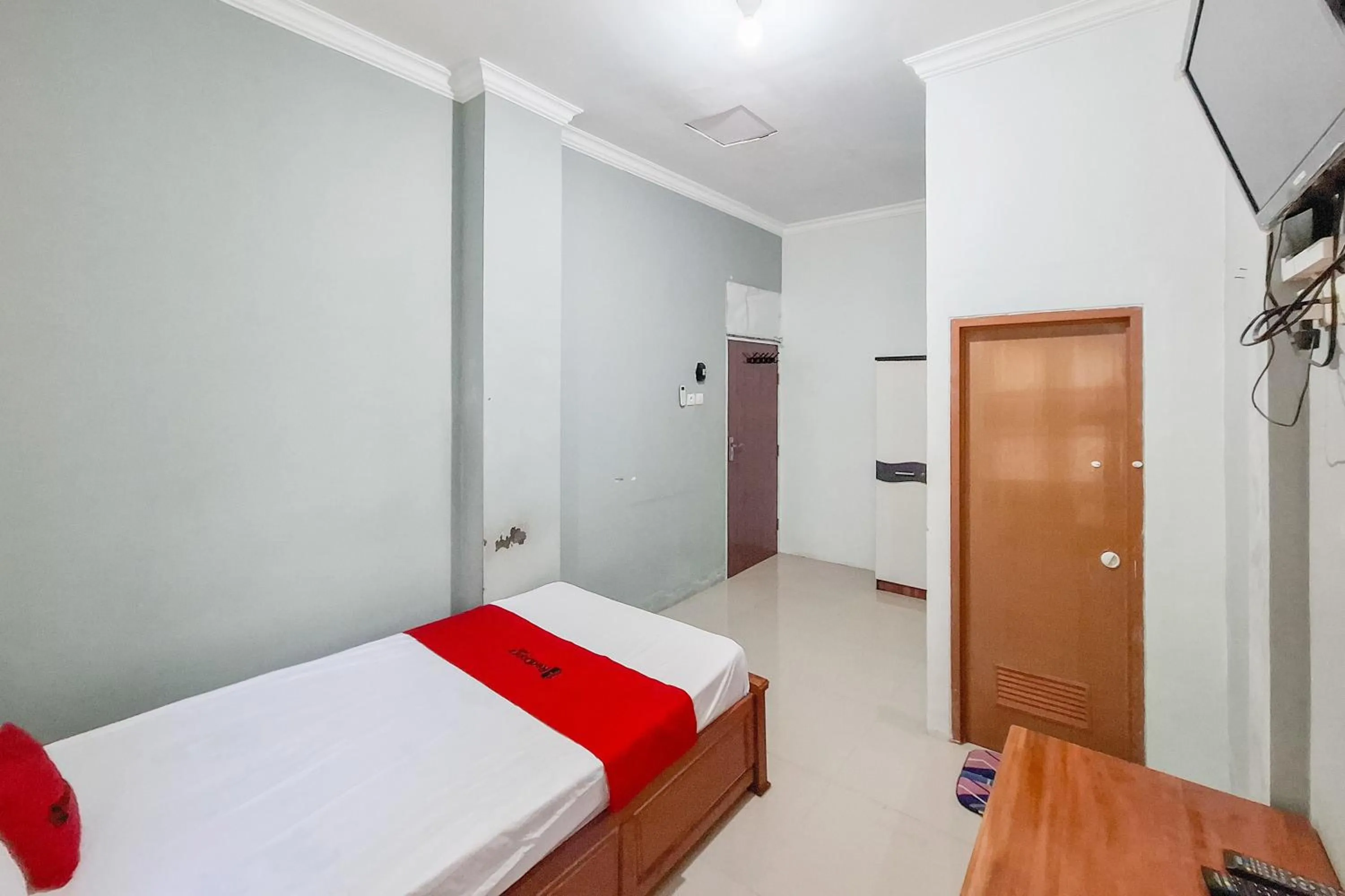 Bedroom, Bed in RedDoorz Syariah at Fariza Guesthouse Kendal