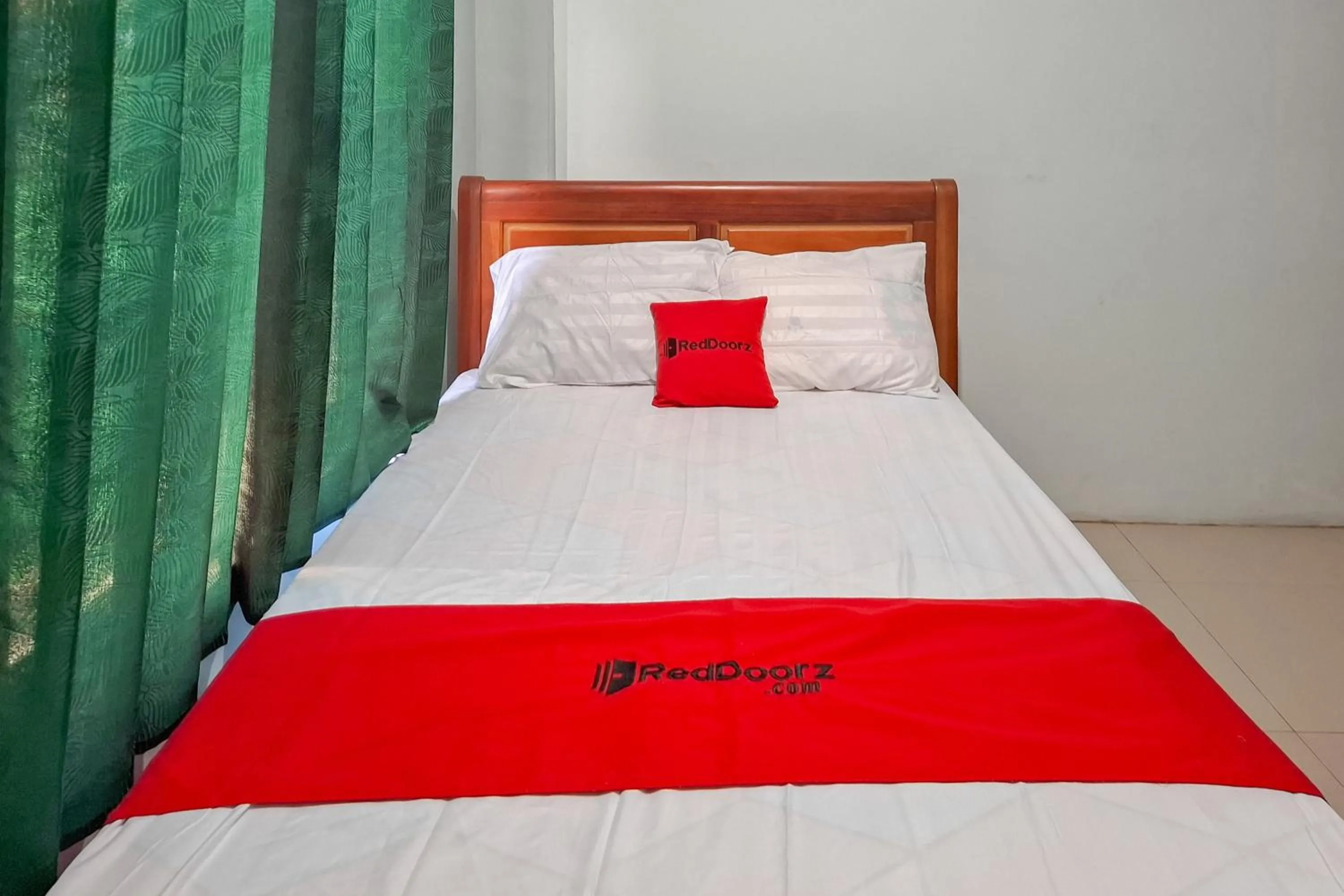 Bedroom, Bed in RedDoorz Syariah at Fariza Guesthouse Kendal