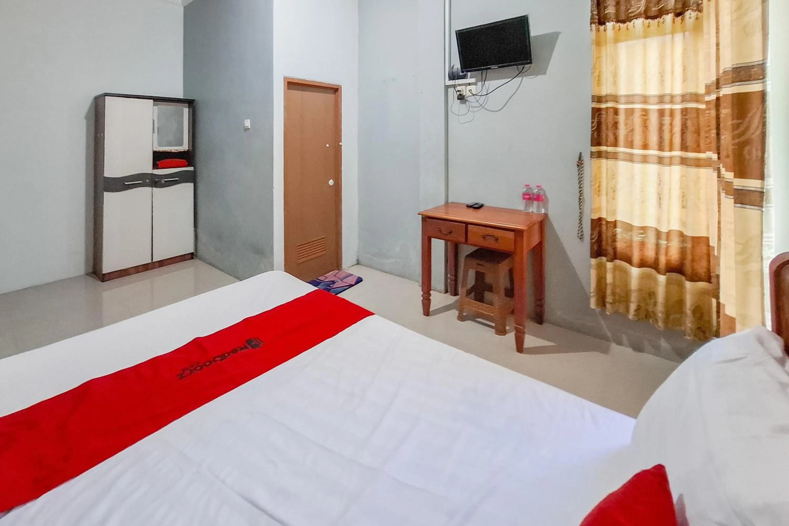 Bedroom, Bed in RedDoorz Syariah at Fariza Guesthouse Kendal