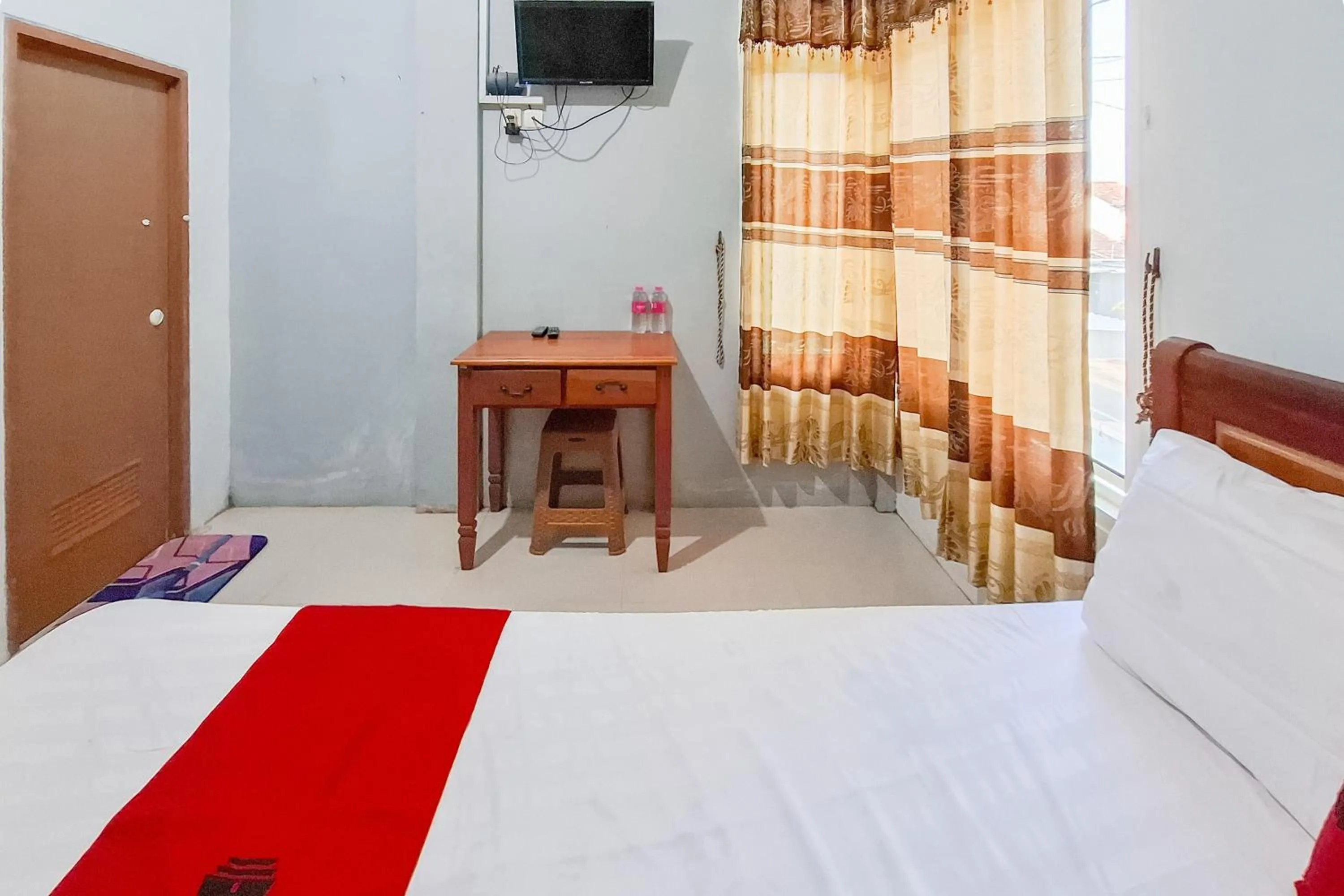 Bedroom, Bed in RedDoorz Syariah at Fariza Guesthouse Kendal
