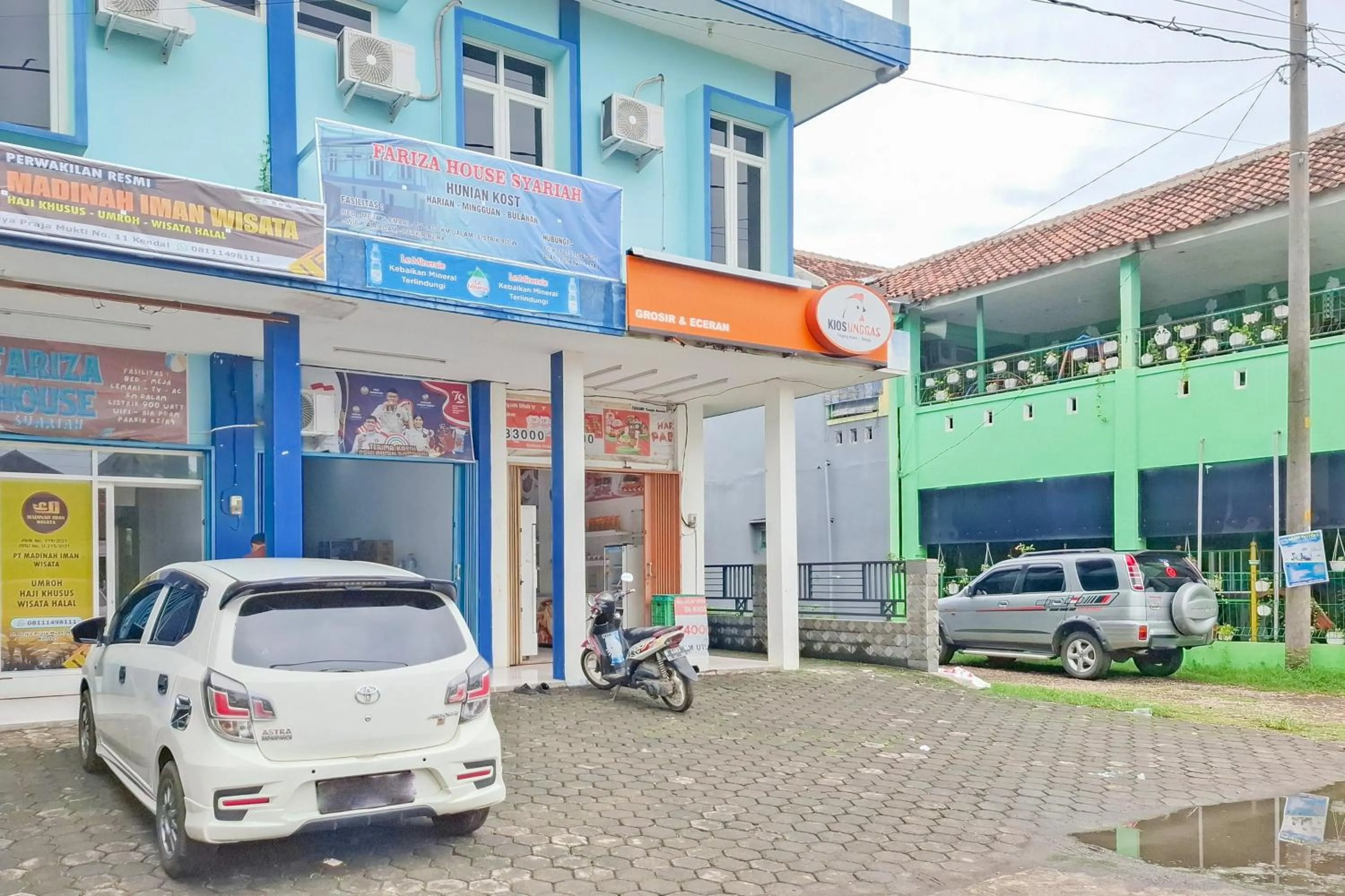 Facade/entrance in RedDoorz Syariah at Fariza Guesthouse Kendal